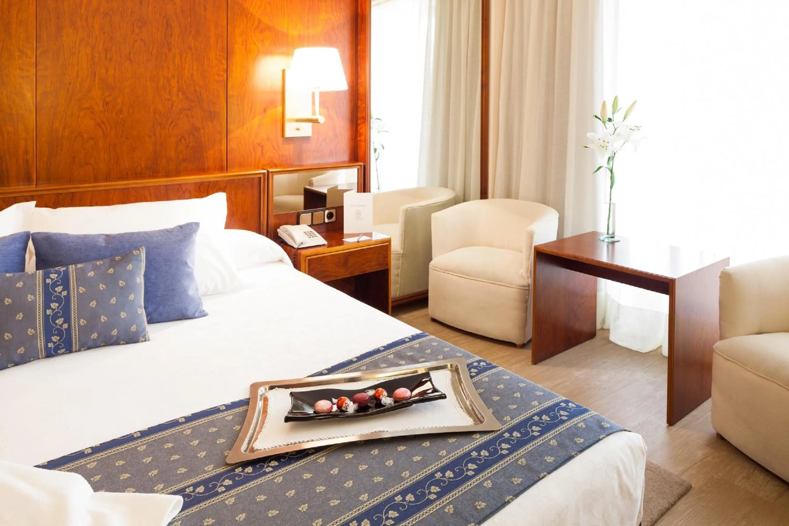 Bed in Hotel Royal Plaza