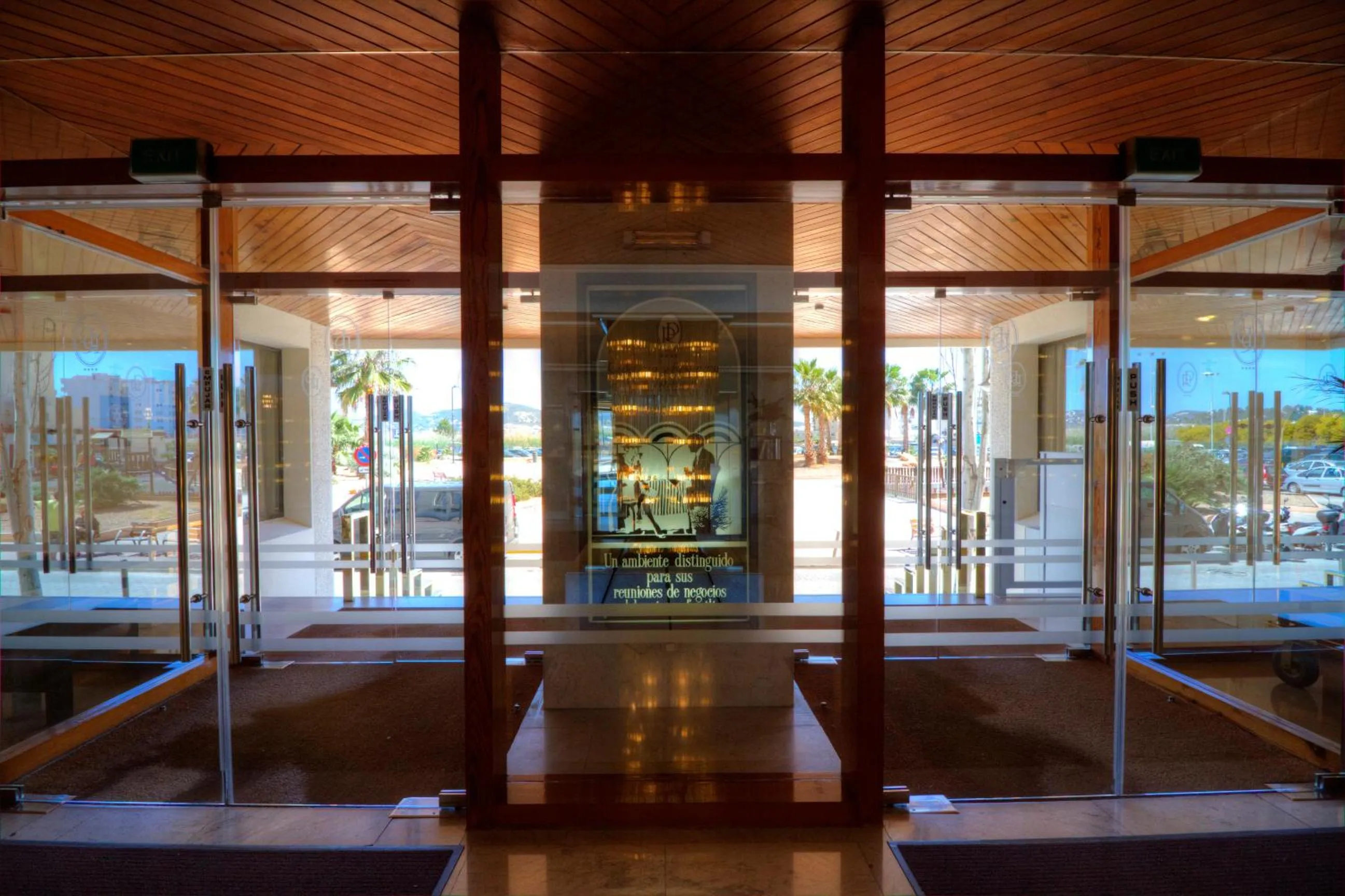 Restaurant/places to eat in Hotel Royal Plaza