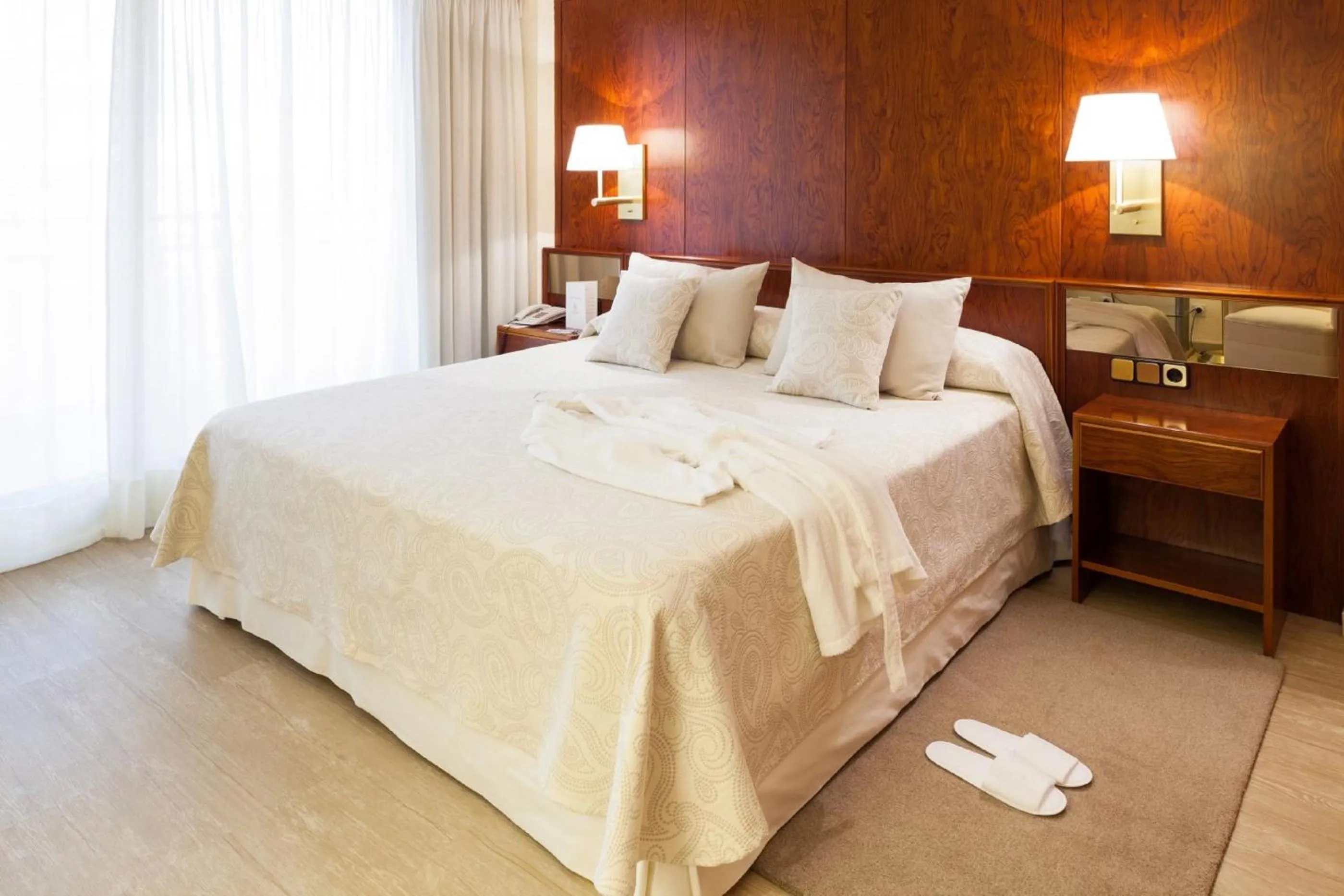 Bed in Hotel Royal Plaza