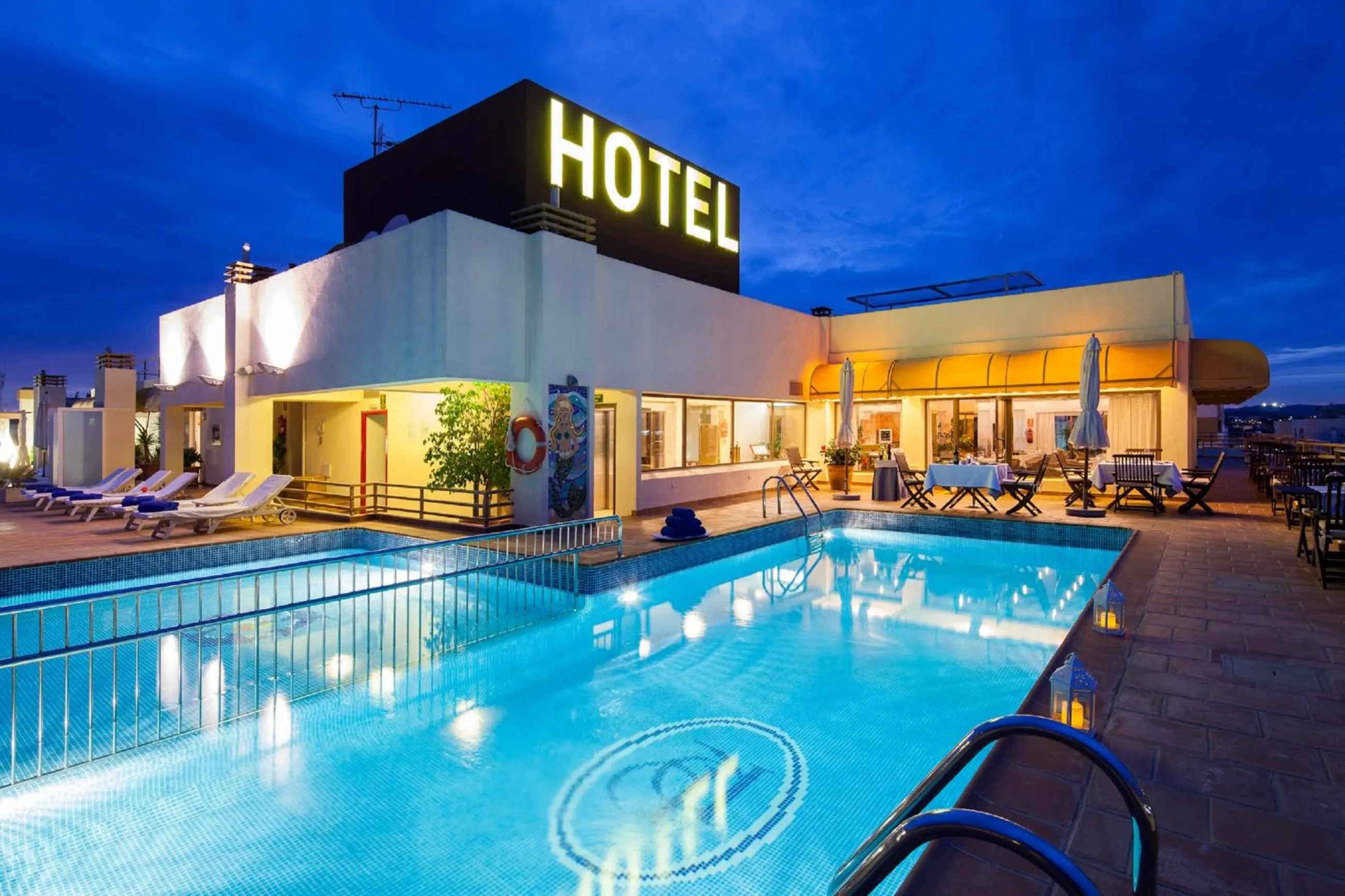 Swimming pool in Hotel Royal Plaza