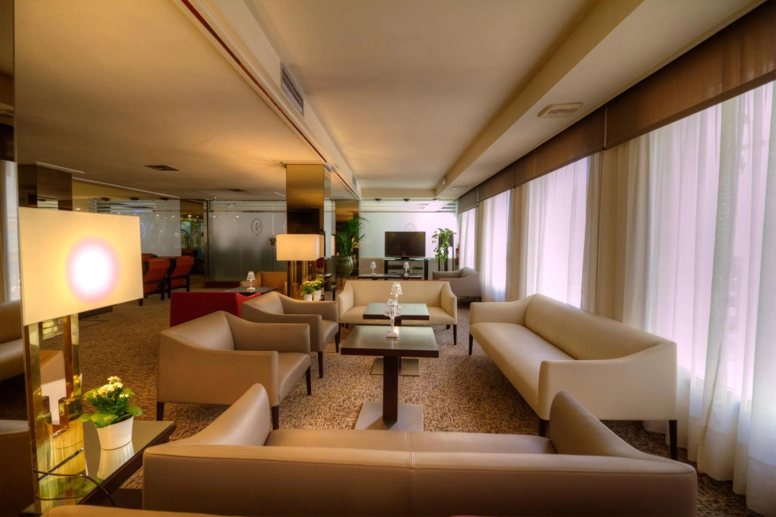 Restaurant/places to eat in Hotel Royal Plaza