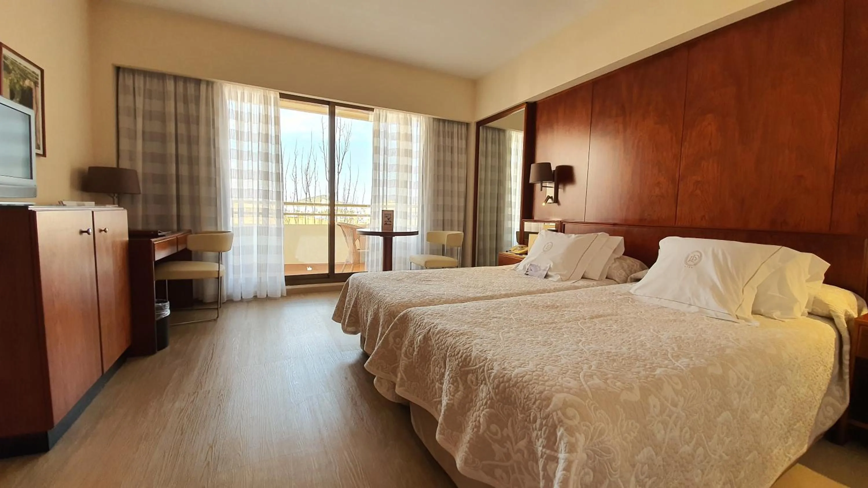 Bed in Hotel Royal Plaza