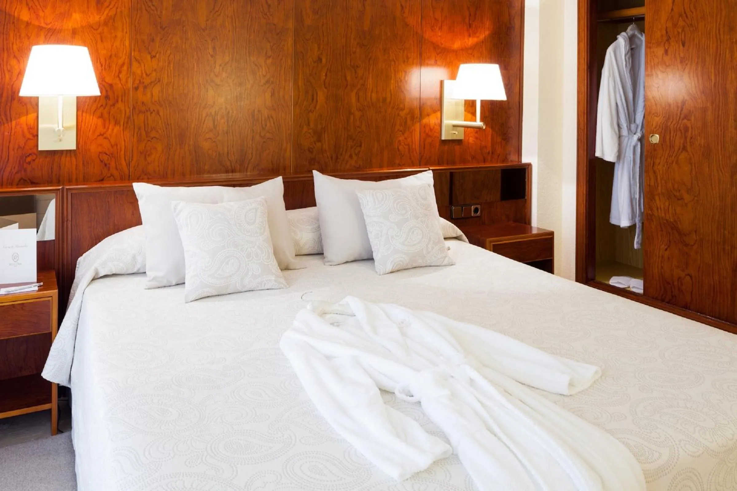 Bed in Hotel Royal Plaza