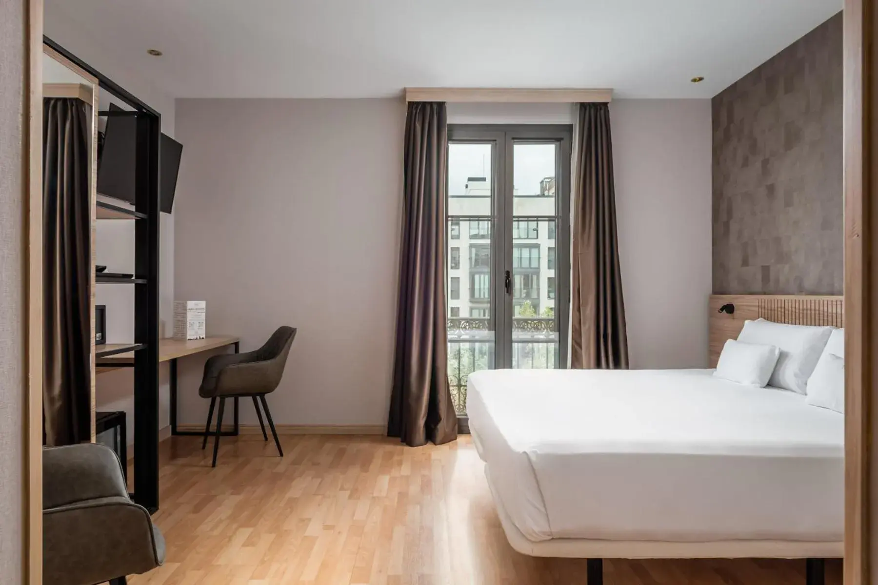 Double Room with Balcony in Petit Palace Eixample Double Room with Balcony in Petit Palace Eixample