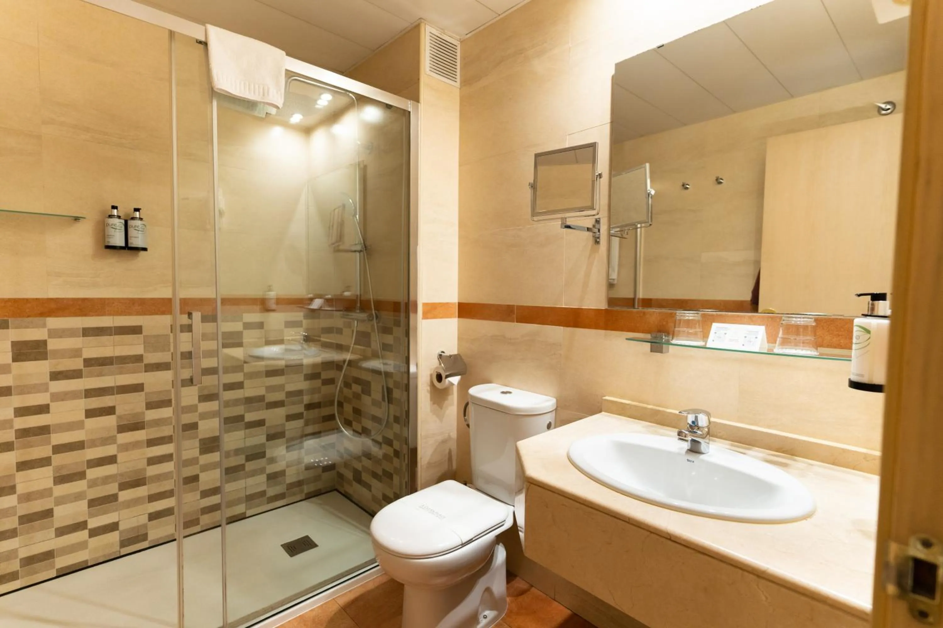 Shower in Petit Palace Eixample