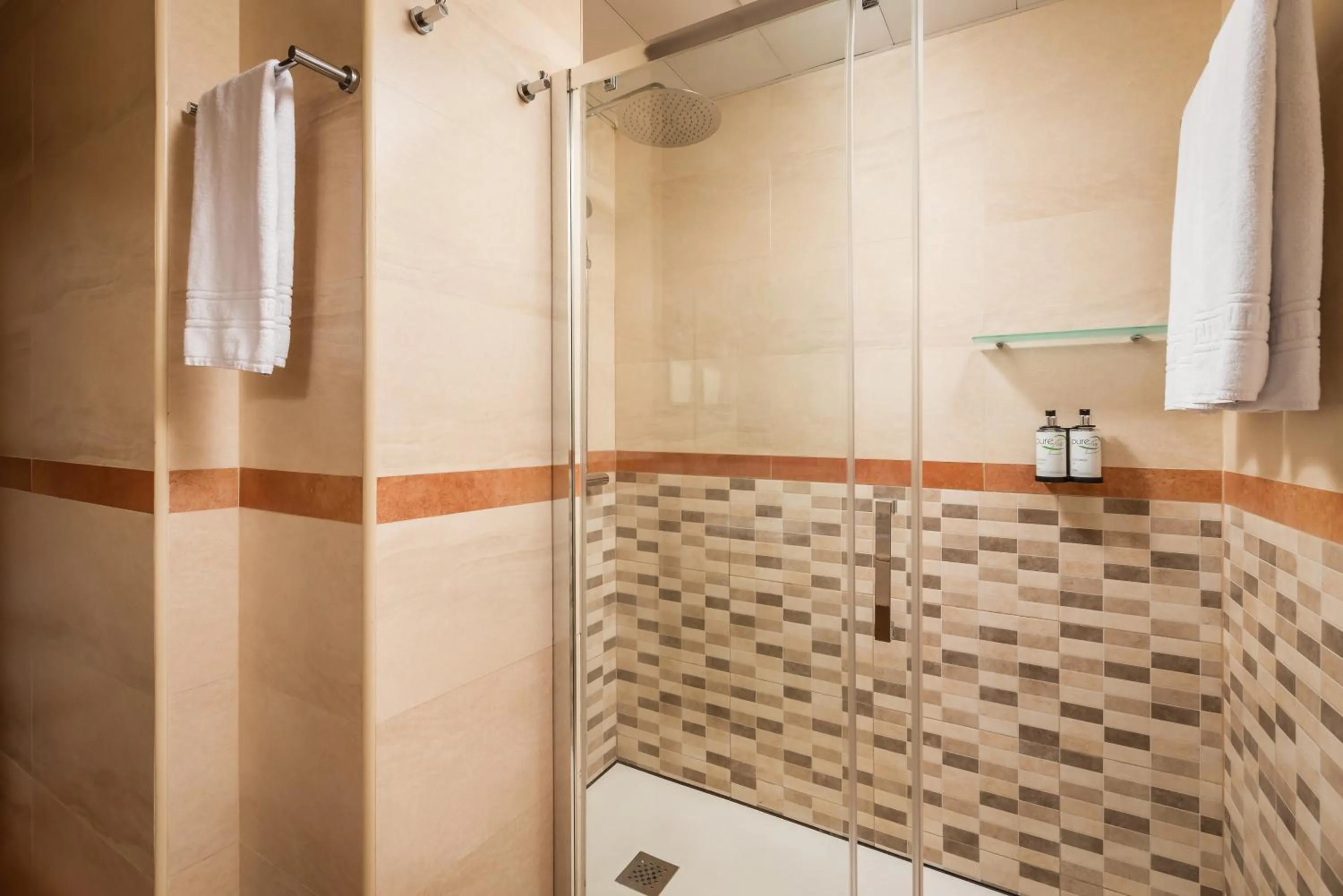 Shower in Petit Palace Eixample