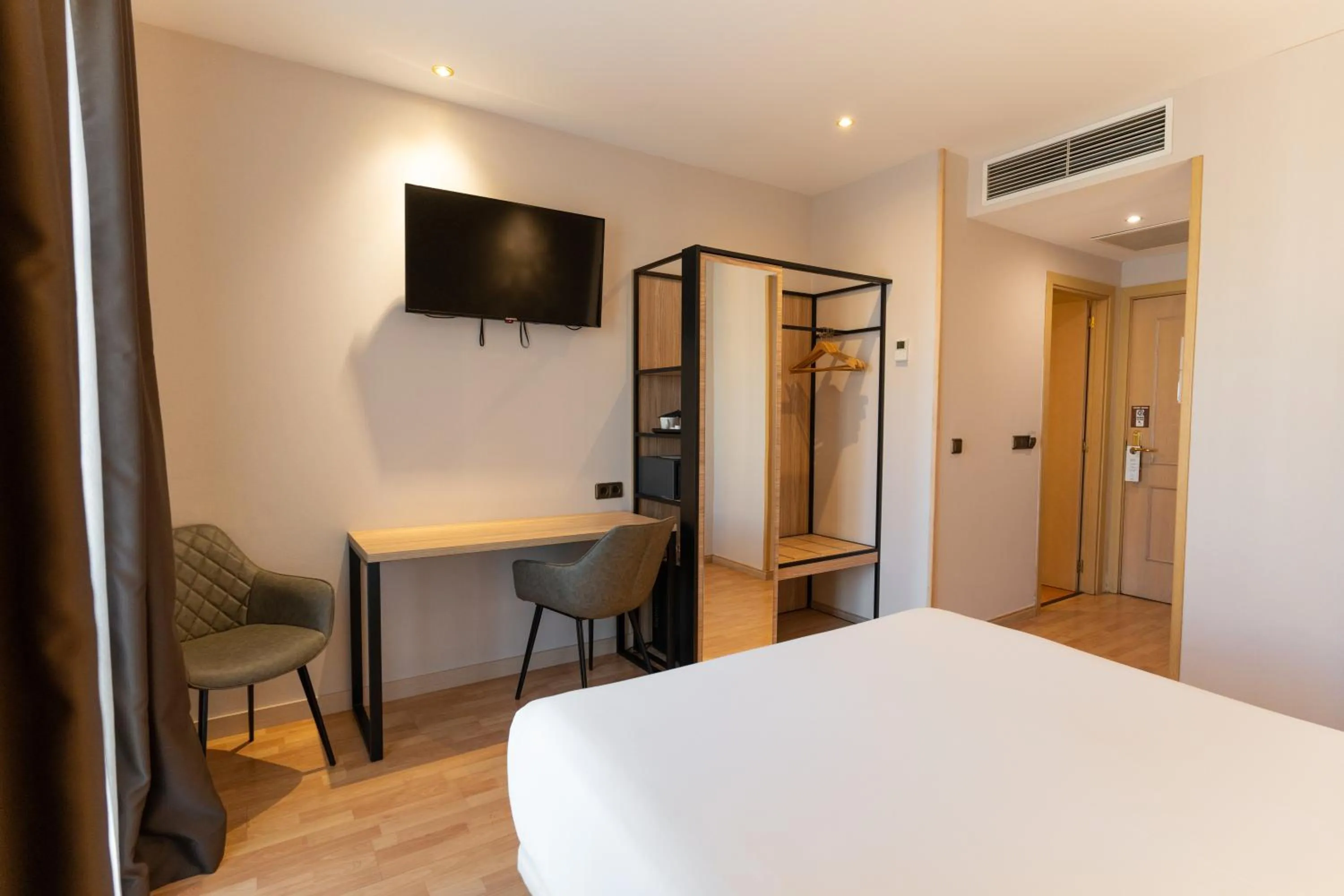 Bedroom, Bed in Petit Palace Eixample