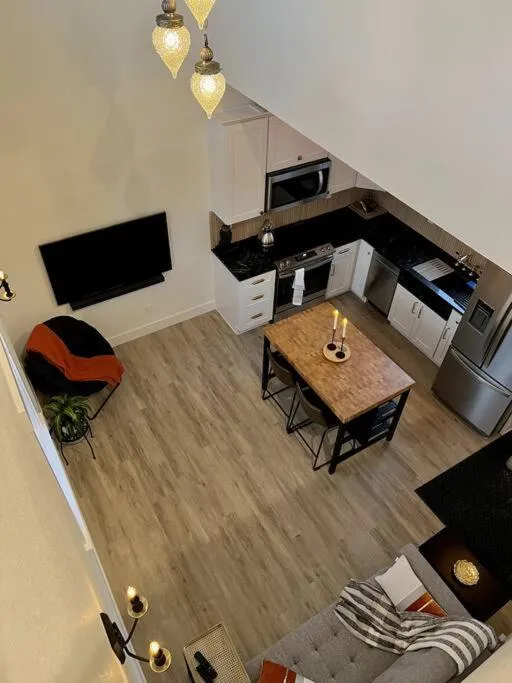 Communal lounge/ TV room in Custom Built Cottage in Downtown with Pool