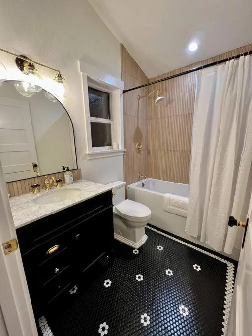 Shower in Custom Built Cottage in Downtown with Pool