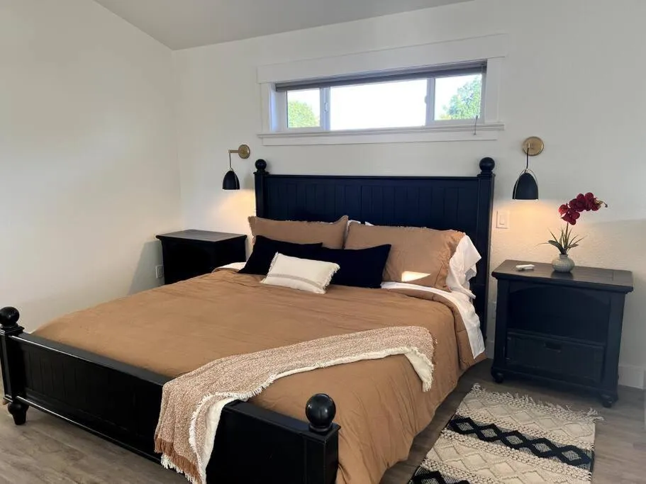 Bed in Custom Built Cottage in Downtown with Pool