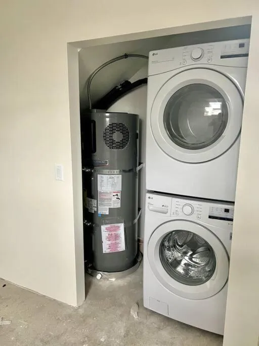 washing machine in Custom Built Cottage in Downtown with Pool