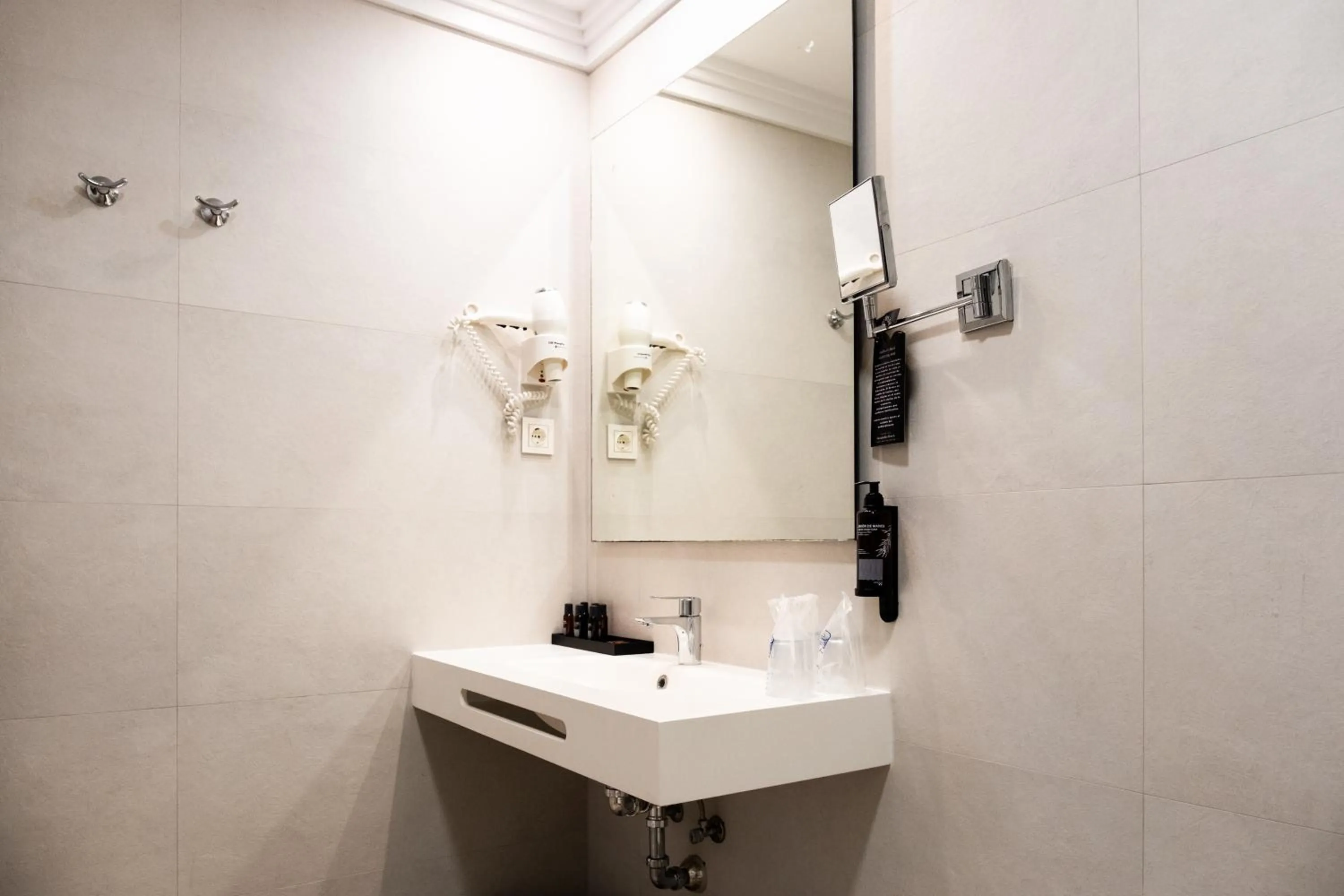 Bathroom in Hotel Puerta del Mar - Adults Recommended