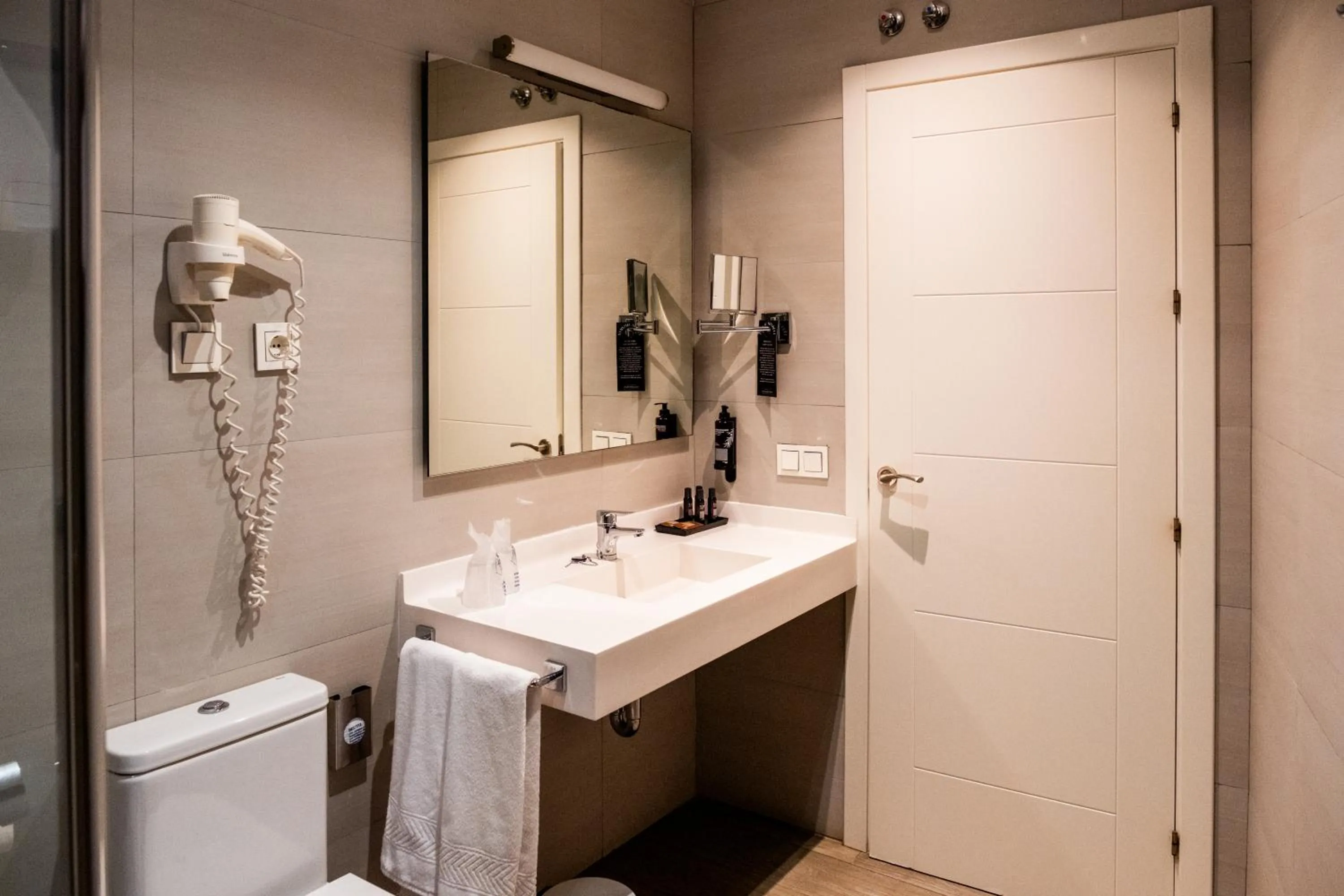 Bathroom in Hotel Puerta del Mar - Adults Recommended
