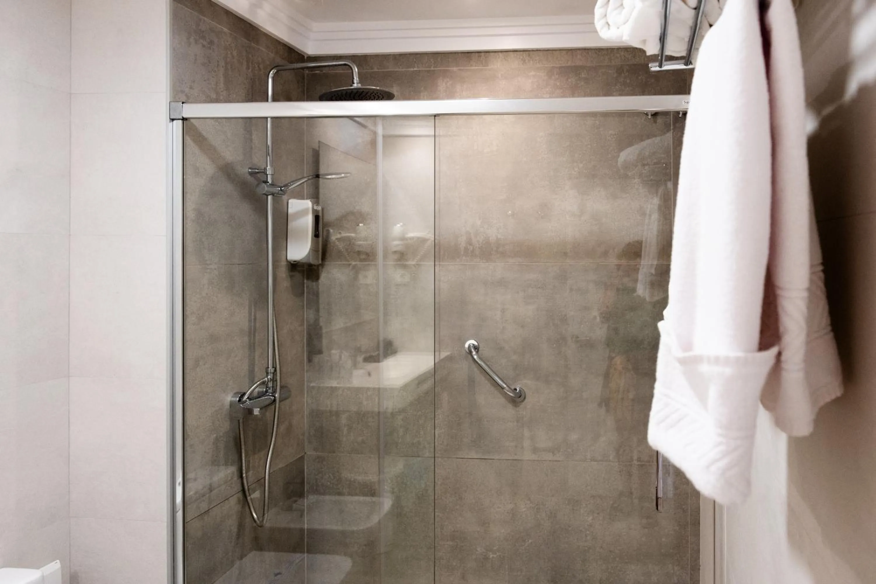 Shower in Hotel Puerta del Mar - Adults Recommended