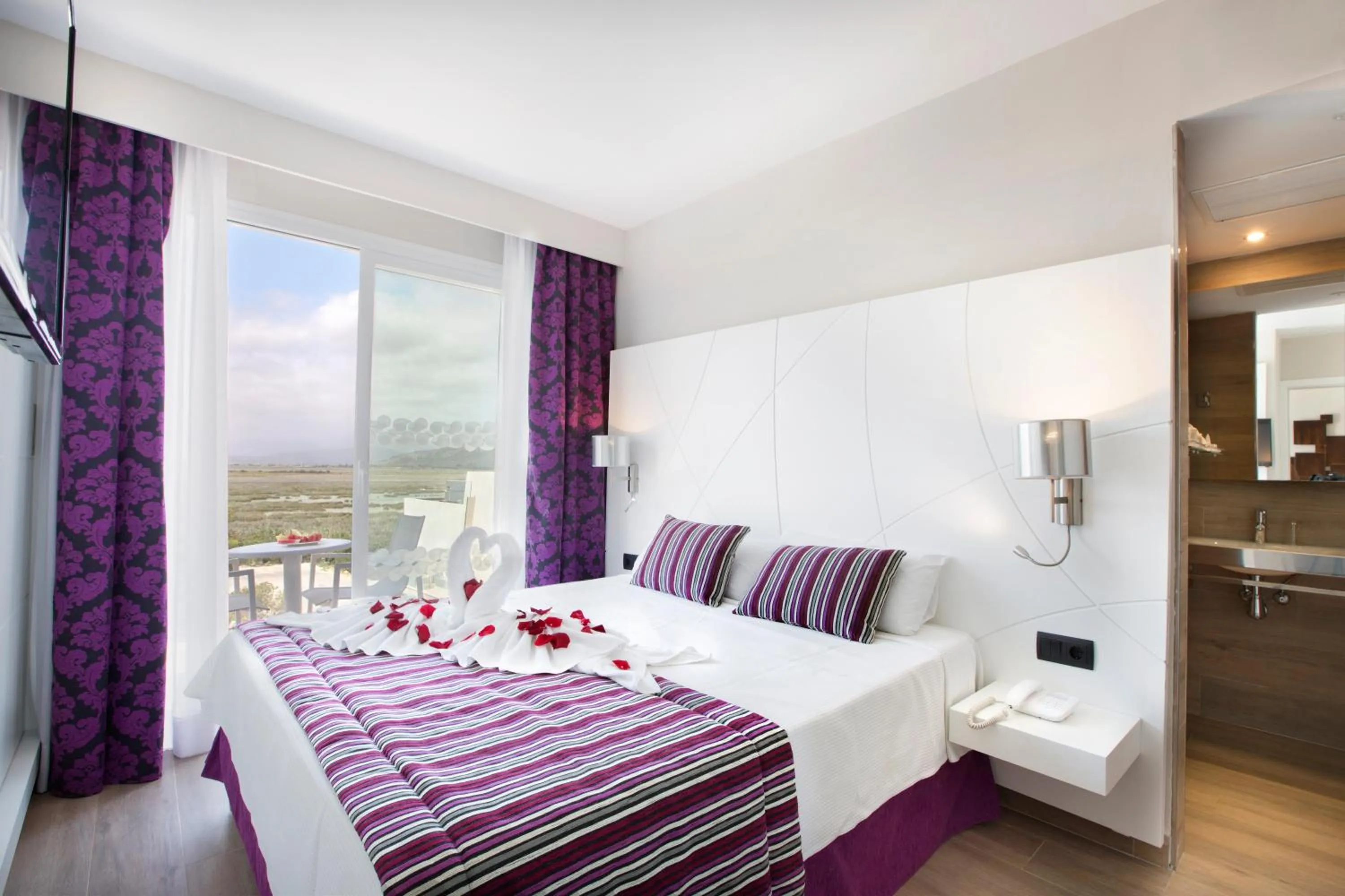 Bathroom, Bed in Mar Hotels Playa de Muro Suites