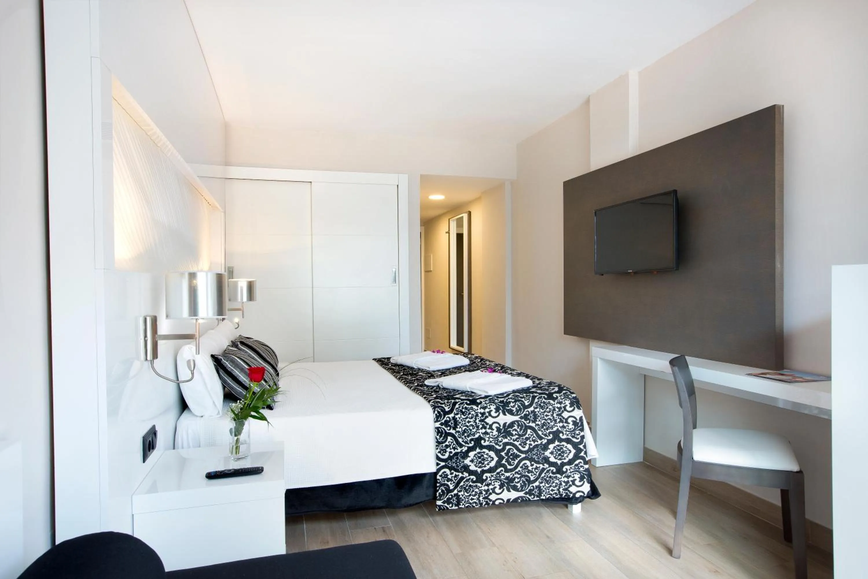 People, Bed in Mar Hotels Playa de Muro Suites