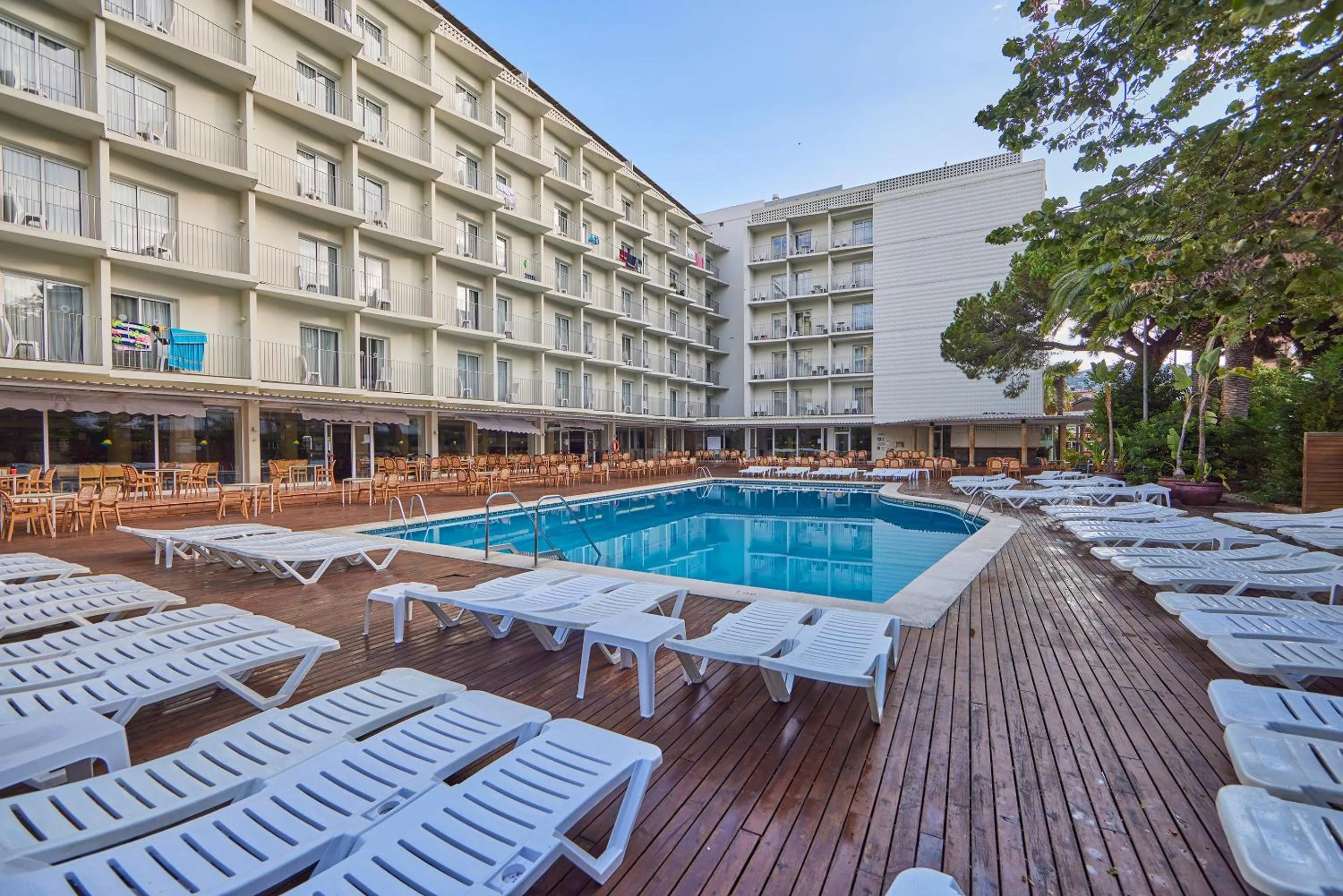 Swimming pool in Ona Don Juan