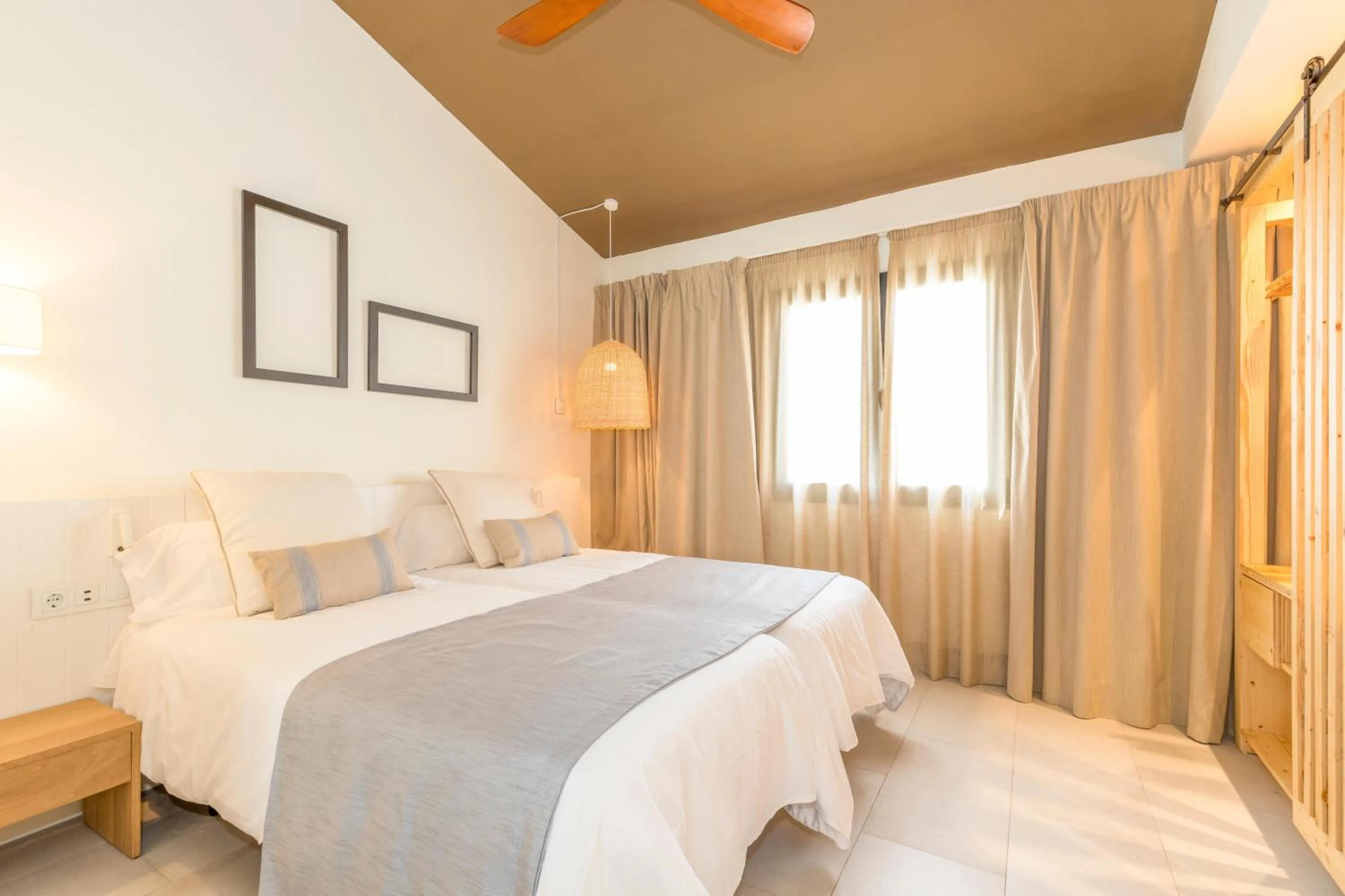 Photo of the whole room, Bed in MarSenses Paradise Club