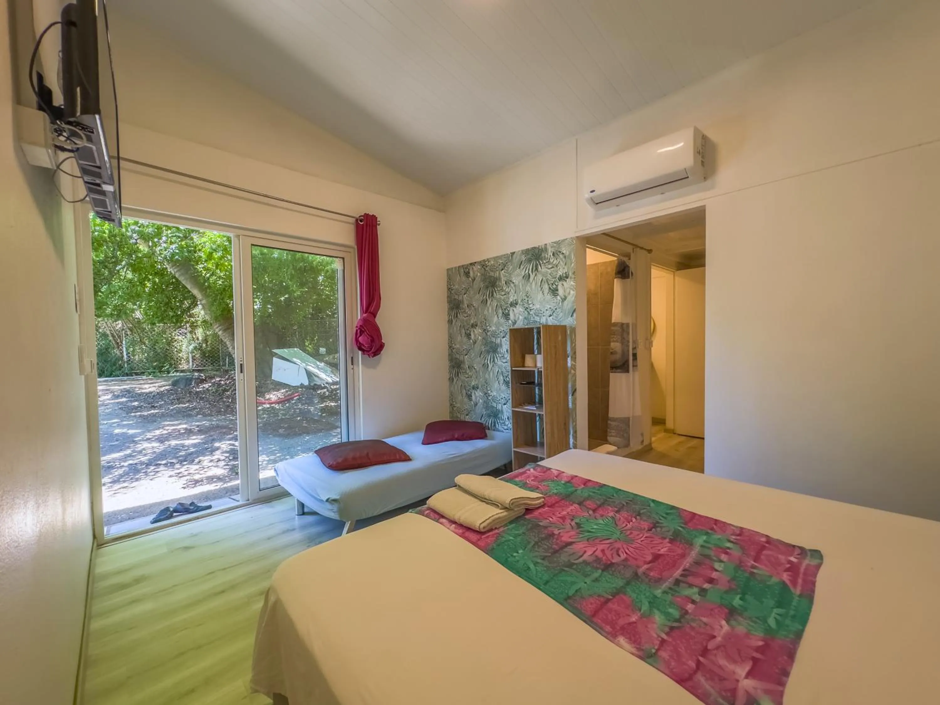 Photo of the whole room, Bed in Temana Airport Faa'a,Tahiti