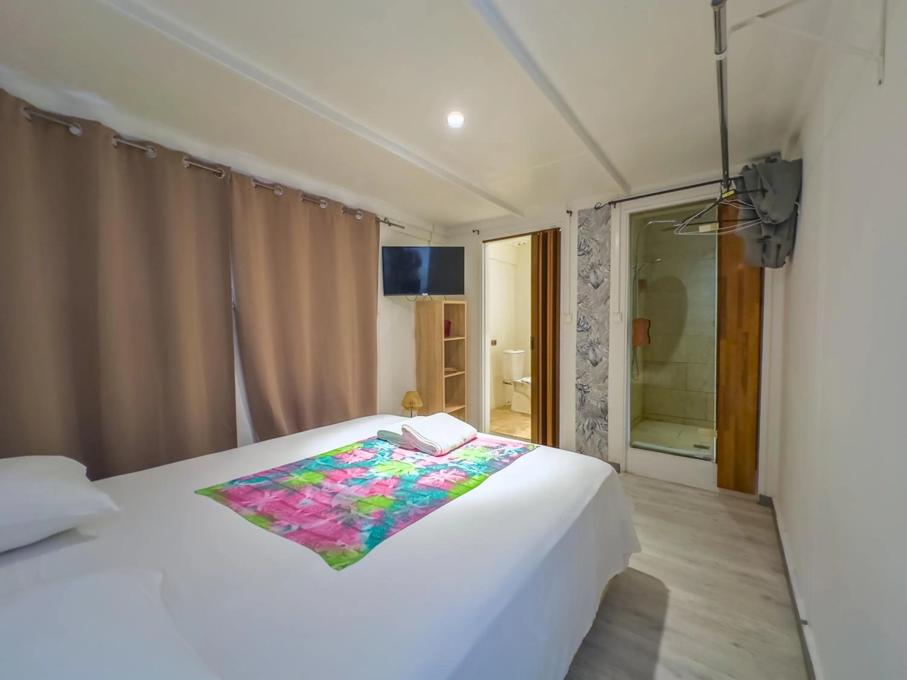 Photo of the whole room, Bed in Temana Airport Faa'a,Tahiti