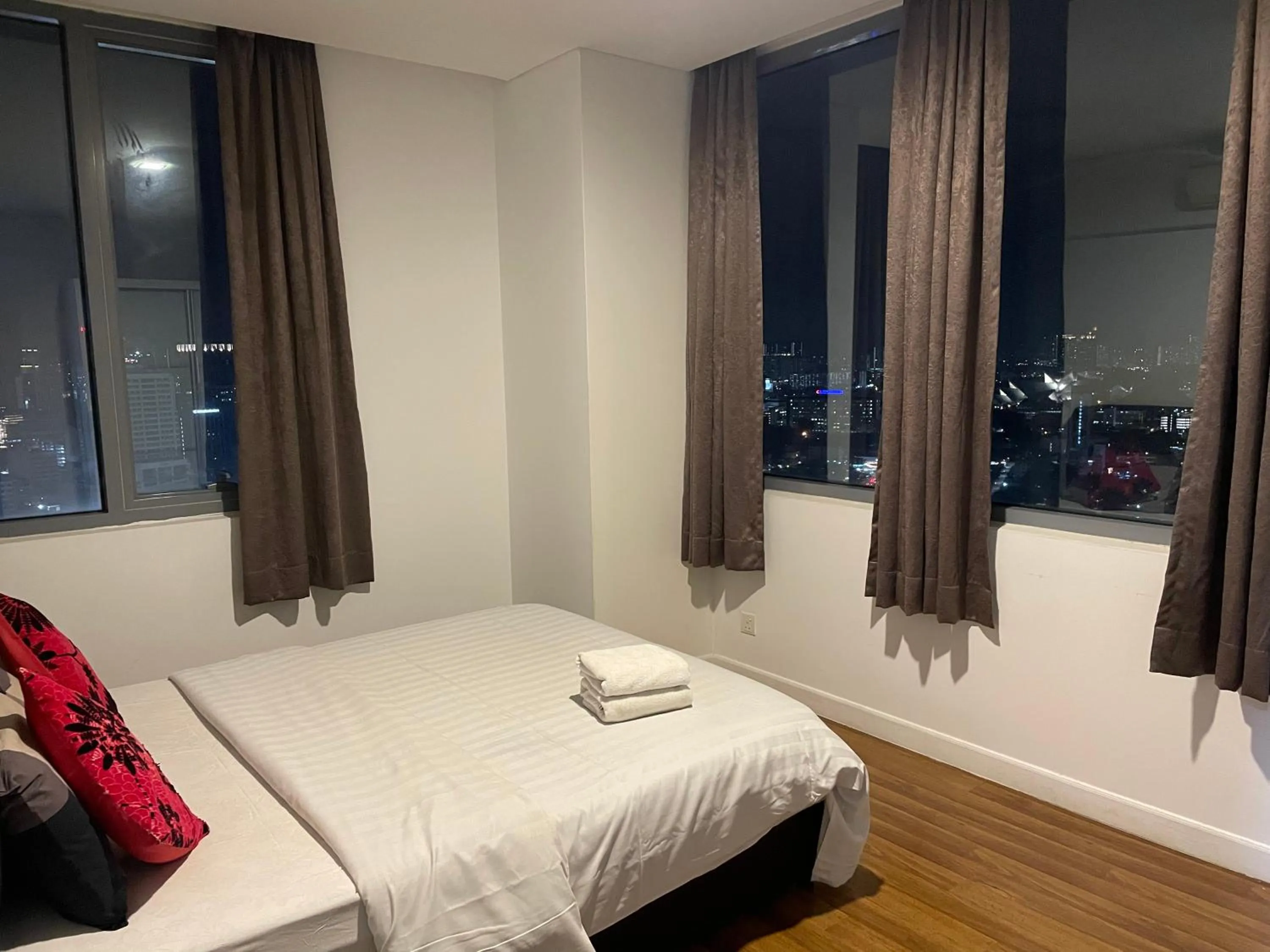 Bed in Mercu Summer Suite KLCC by Minshuku