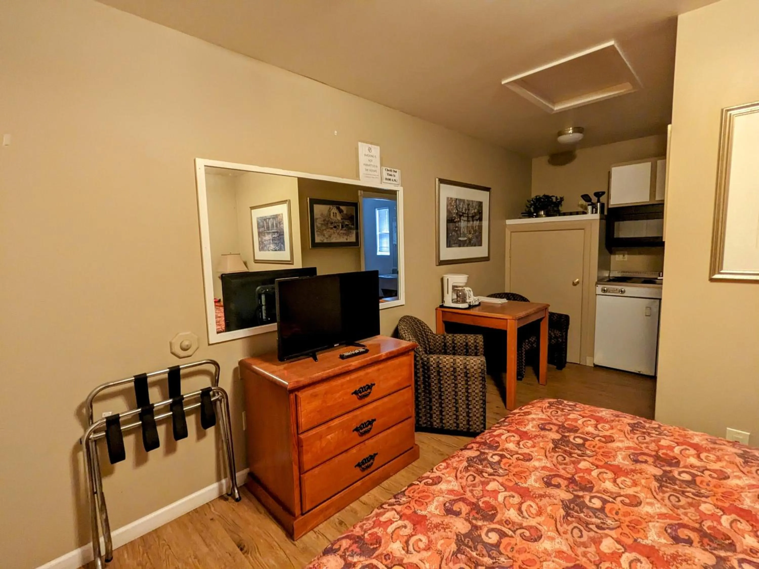 Bed in Bridge of The Gods Motel, Cabins & RV Park