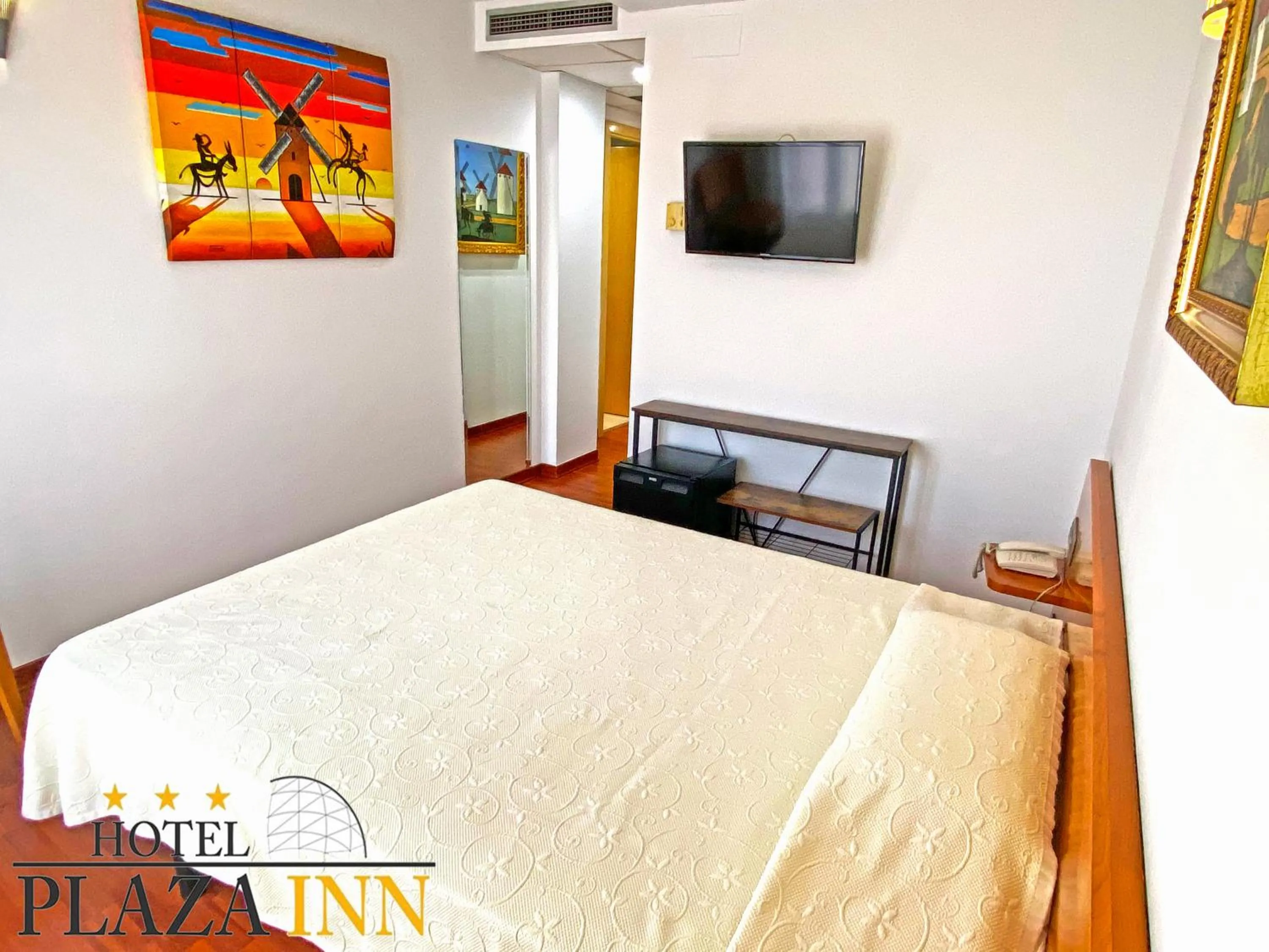 Bedroom, Bed in Hotel Plaza Inn