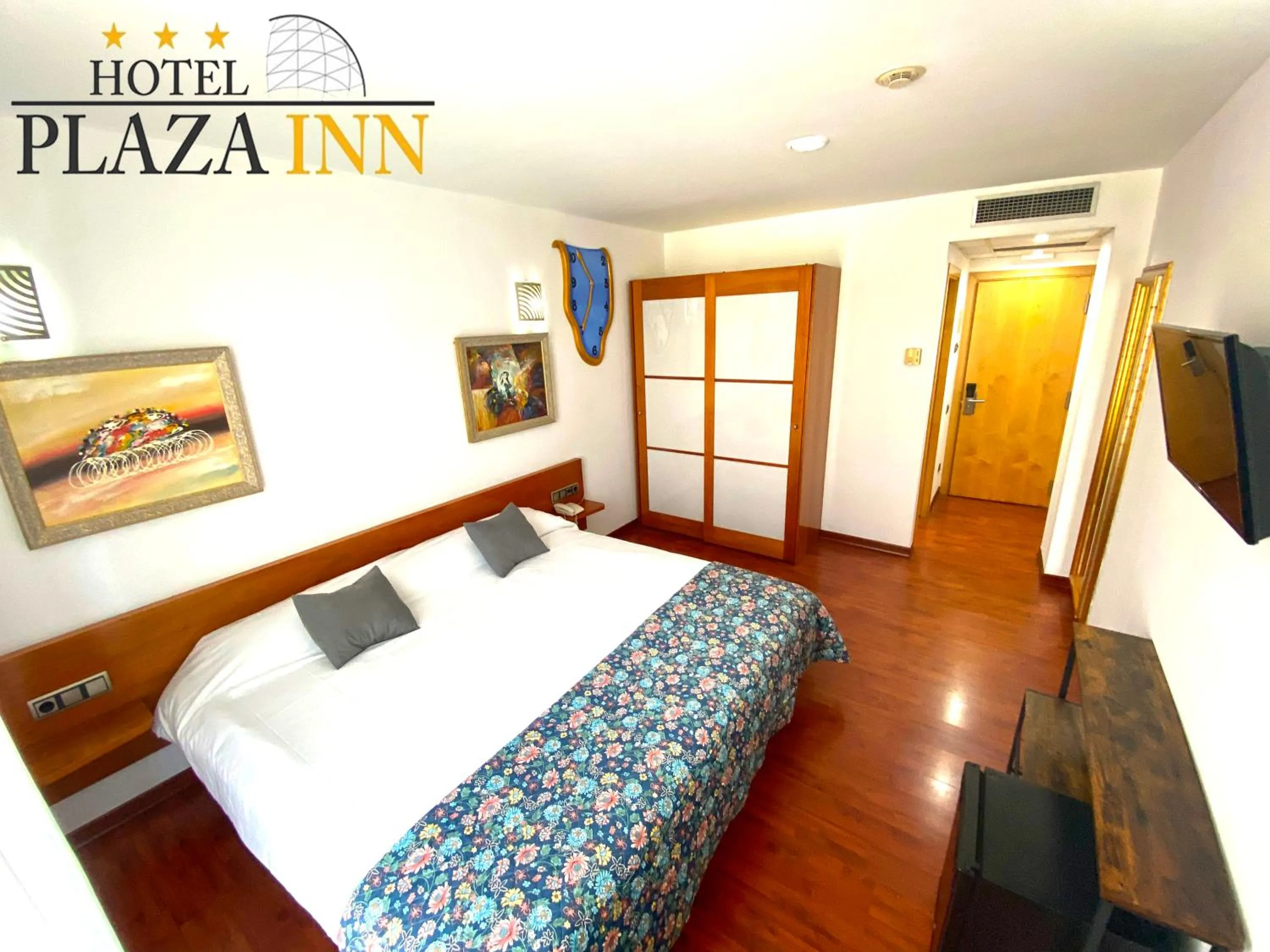 Bed in Hotel Plaza Inn