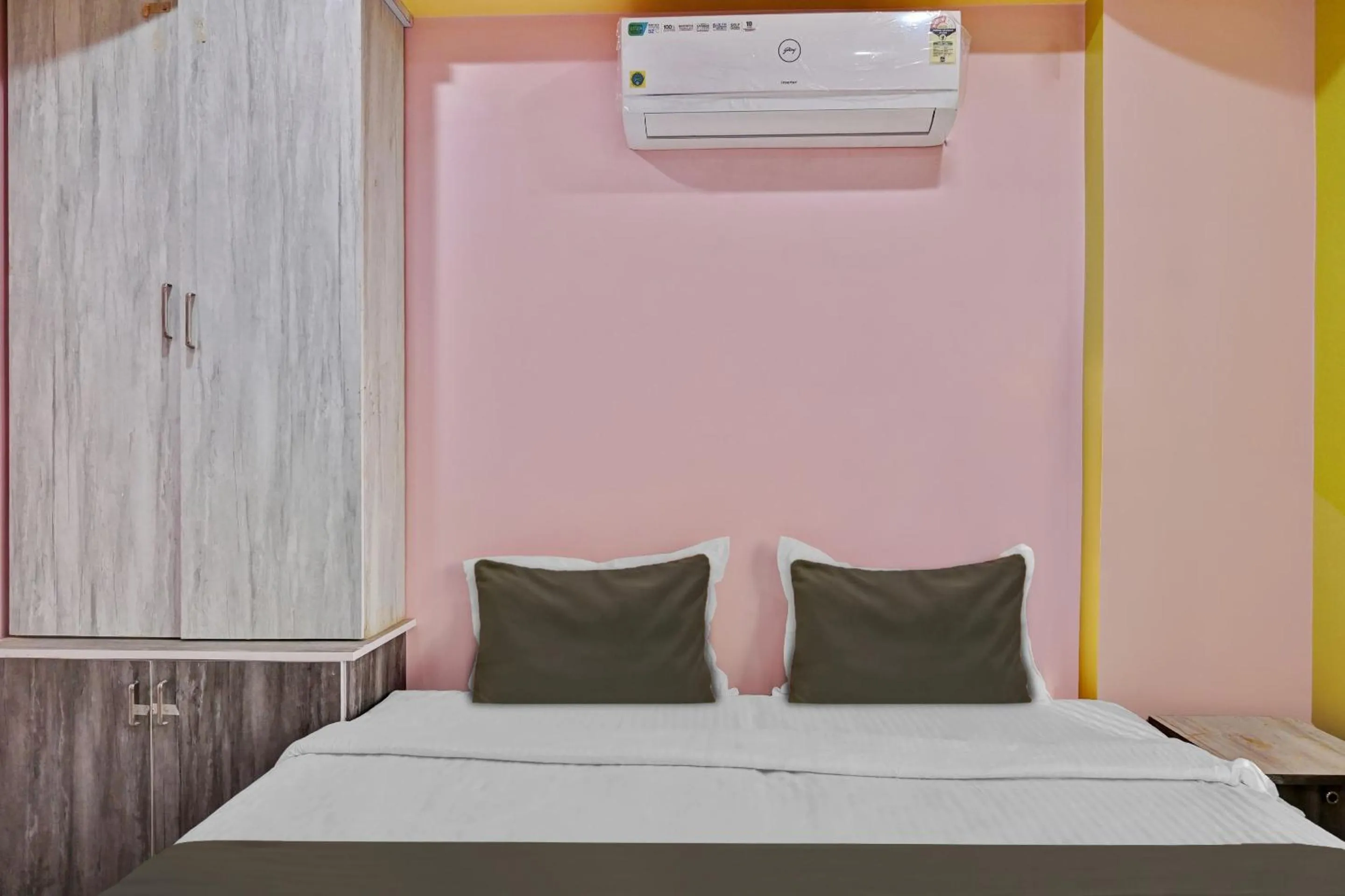 Facade/entrance, Bed in Super Hotel O Mahal