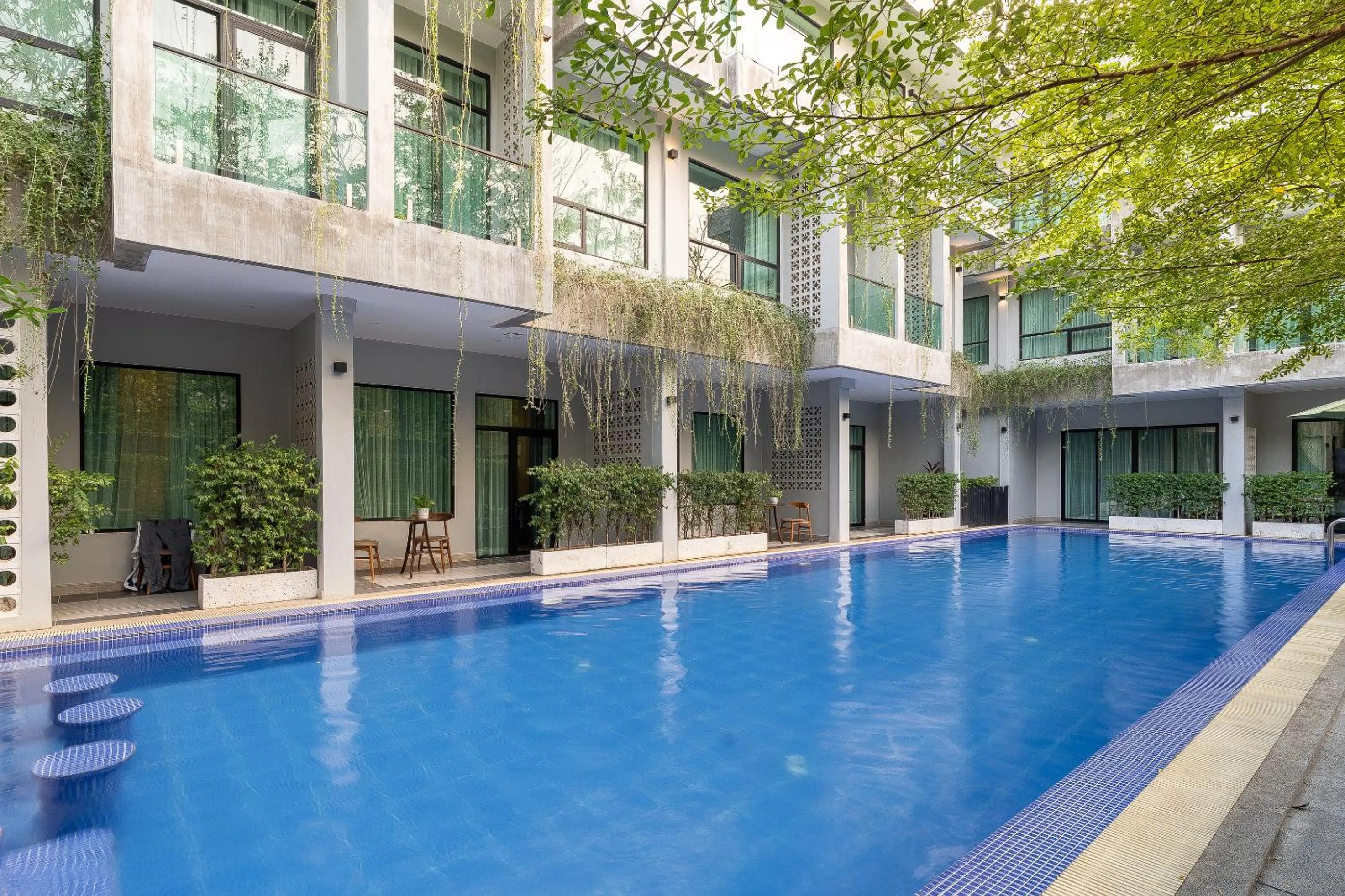 Swimming pool in Rainforest Hotel by NSUN