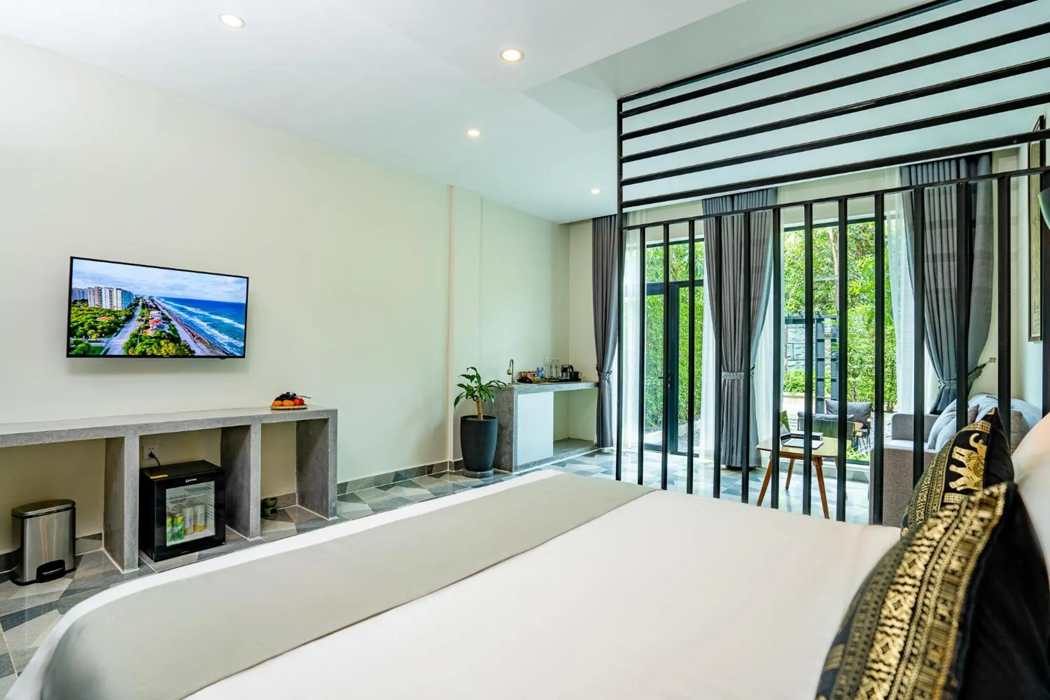 Photo of the whole room, Bed in Rainforest Hotel by NSUN