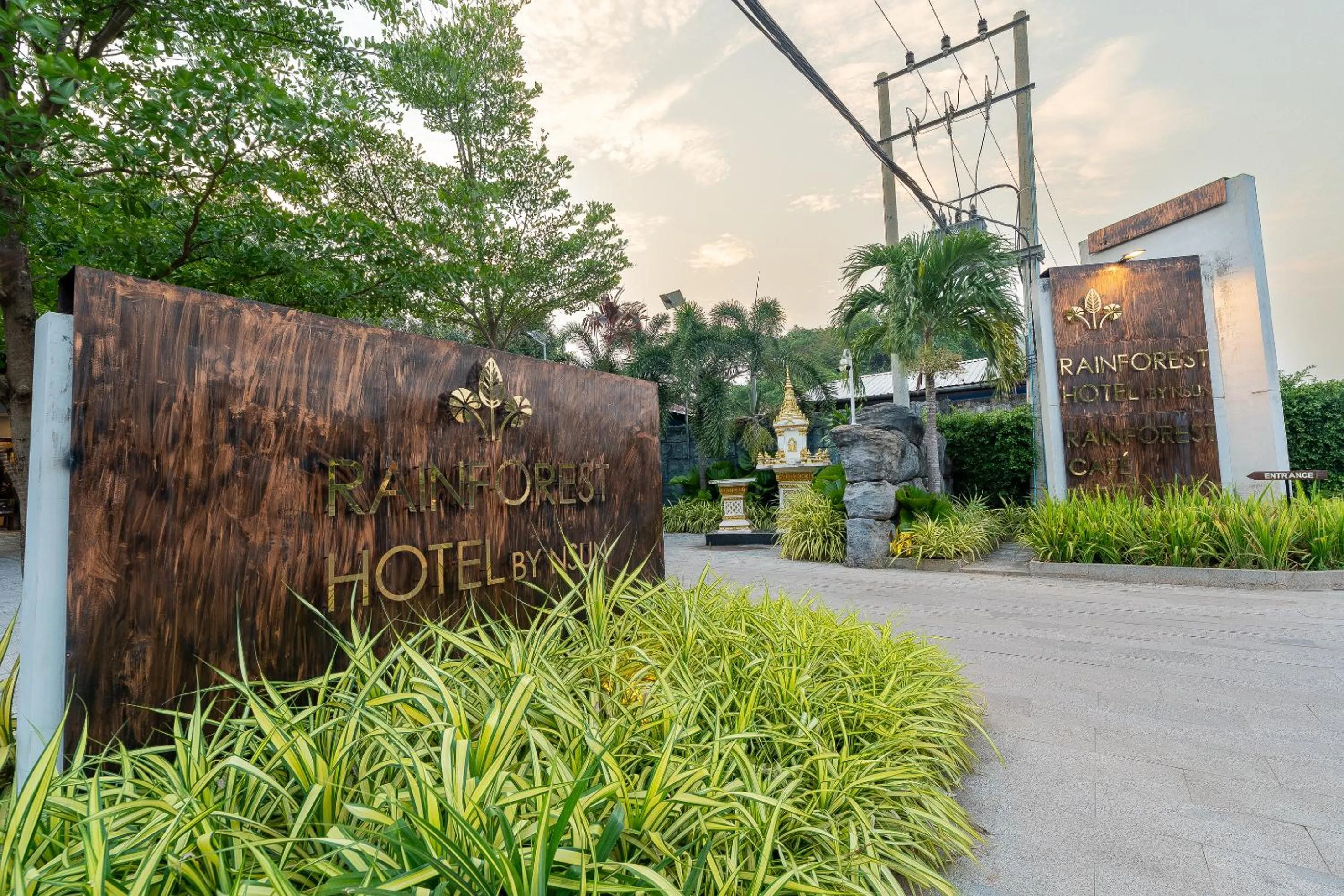 Parking in Rainforest Hotel by NSUN