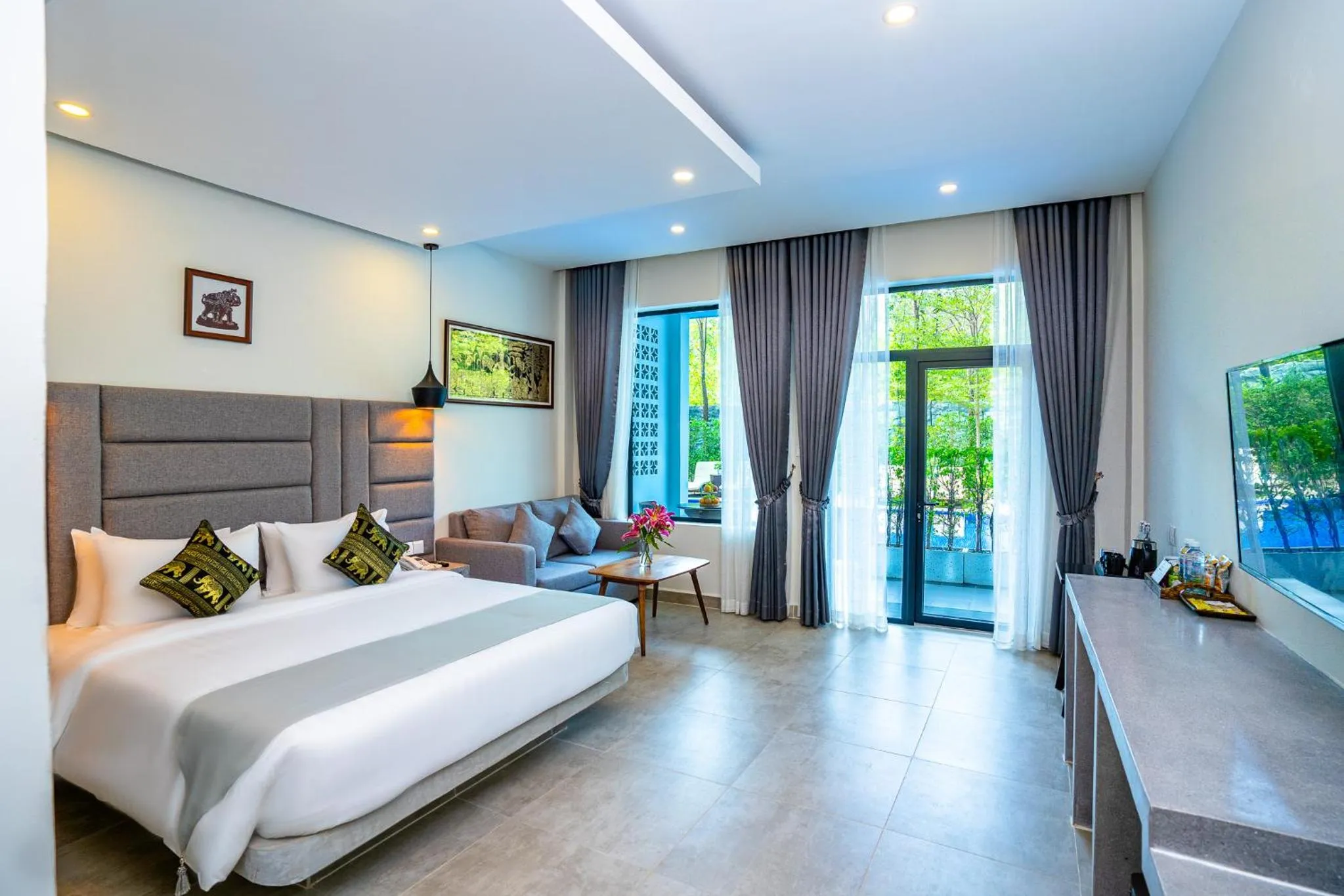 TV and multimedia, Bed in Rainforest Hotel by NSUN