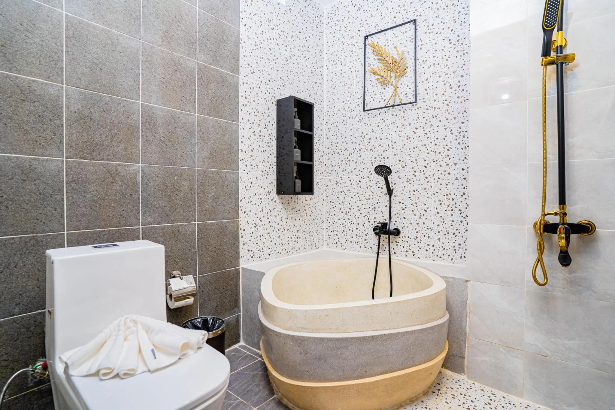 Shower in Rainforest Hotel by NSUN