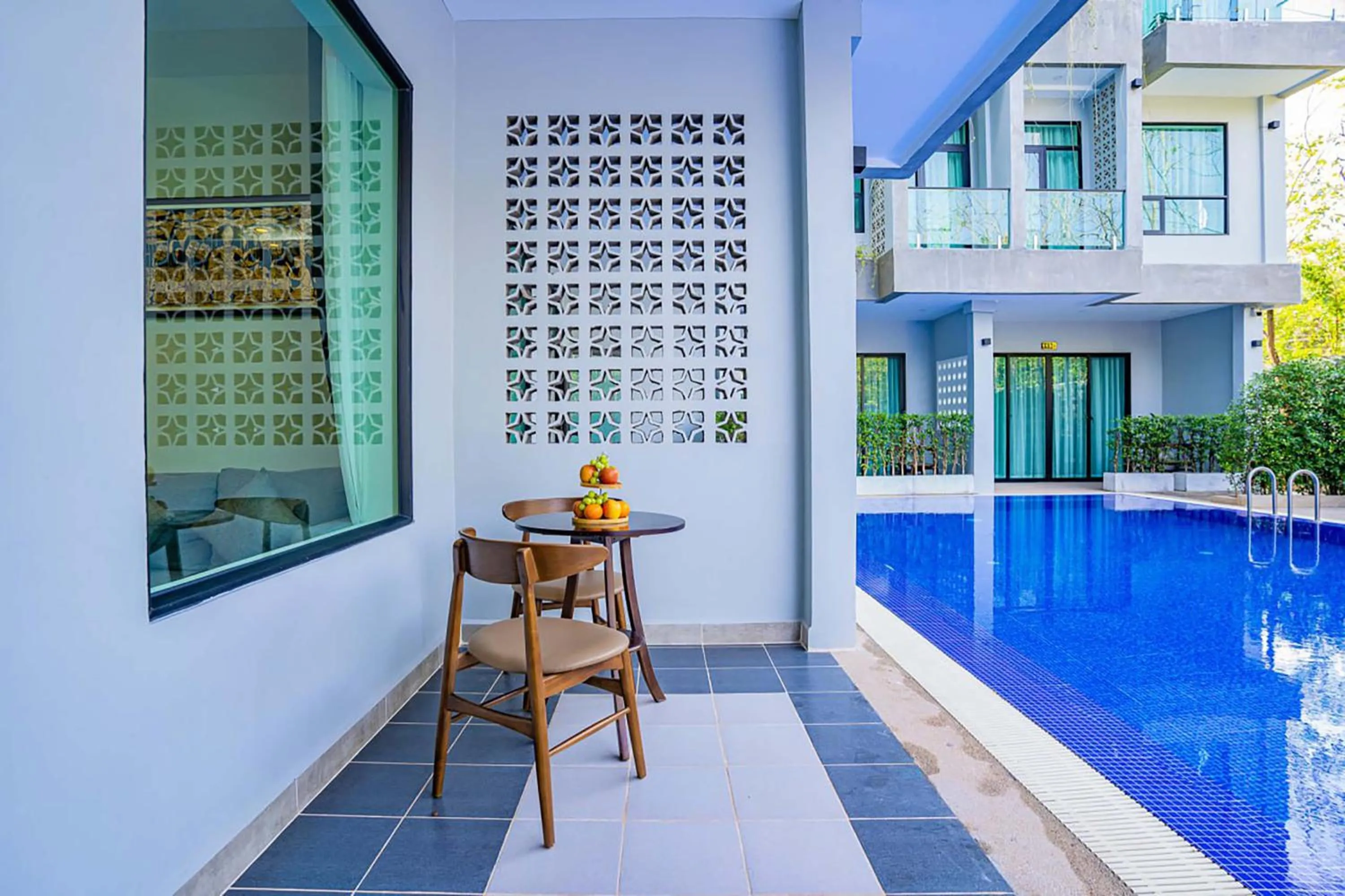 Seating area in Rainforest Hotel by NSUN