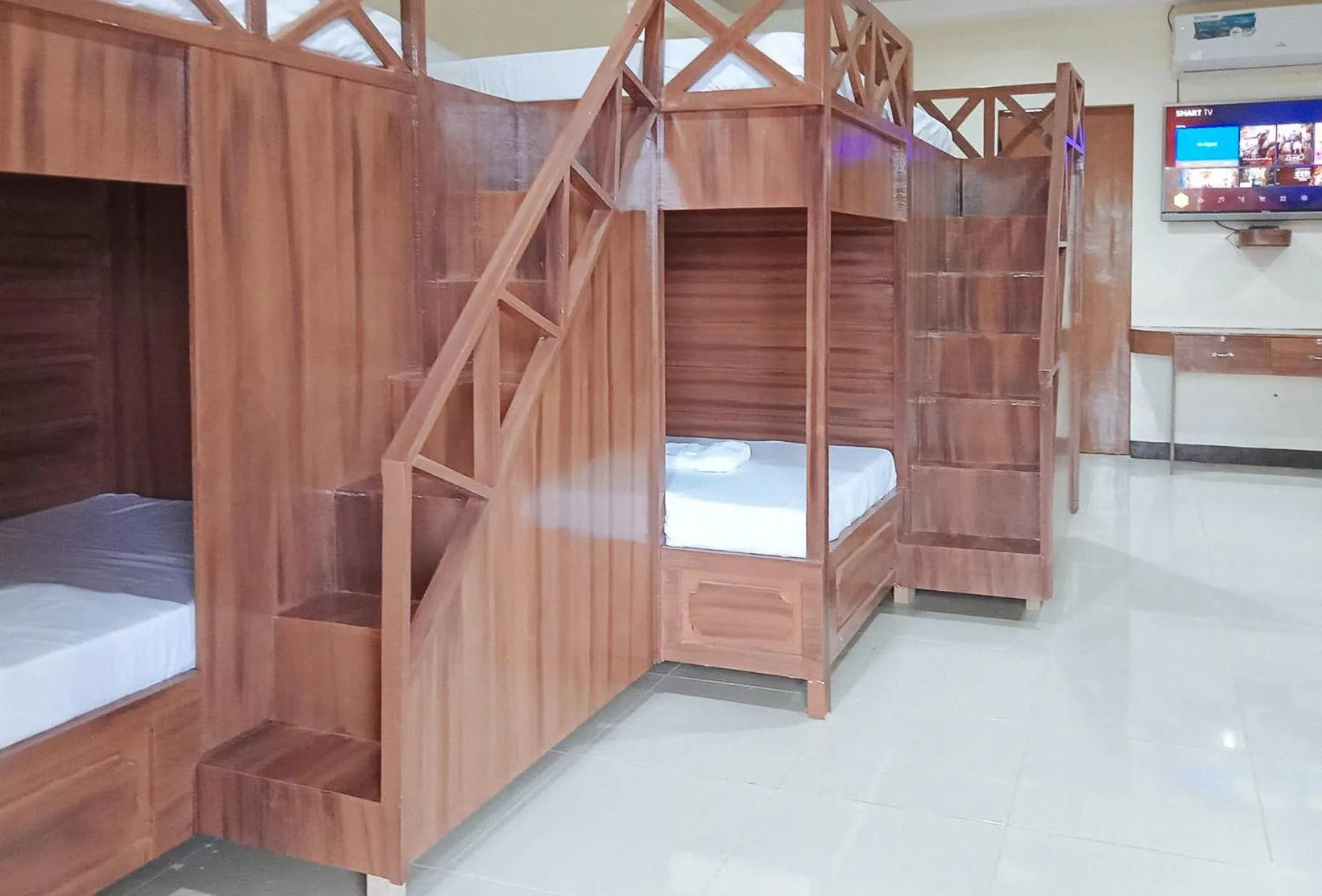 Photo of the whole room in RedDoorz @ Sundance Mountain Resort Tampilisan