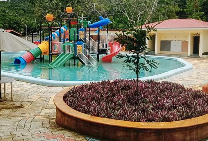 Swimming pool in RedDoorz @ Sundance Mountain Resort Tampilisan