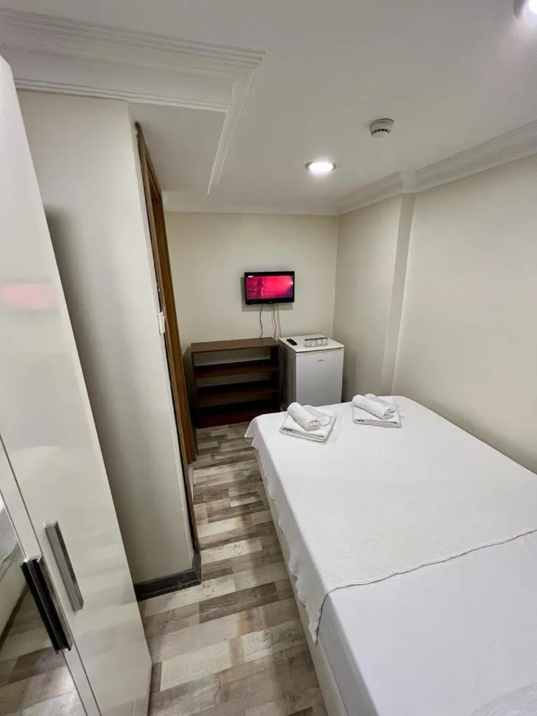 TV and multimedia, Bed in EYFEL HOTEL