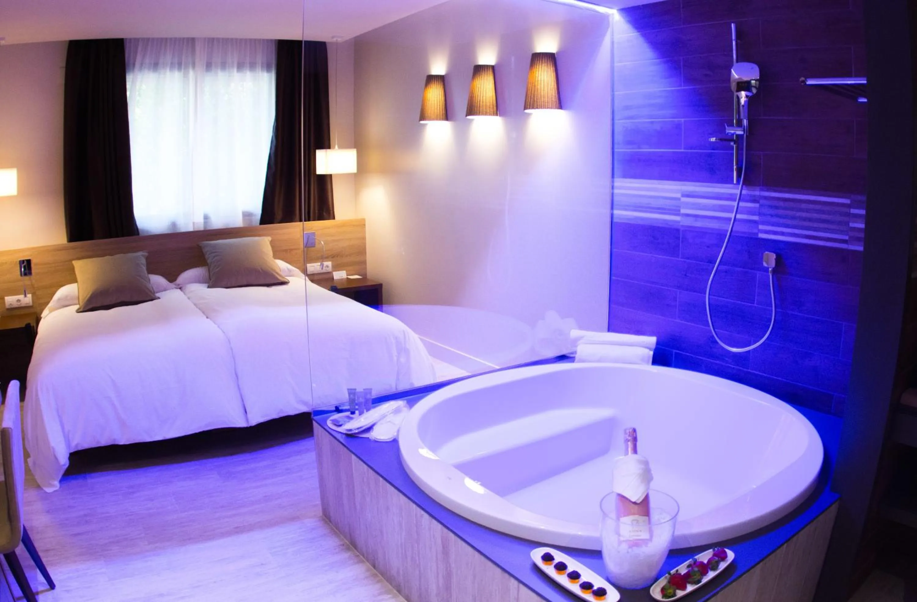 Bathroom, Bed in Felix Hotel