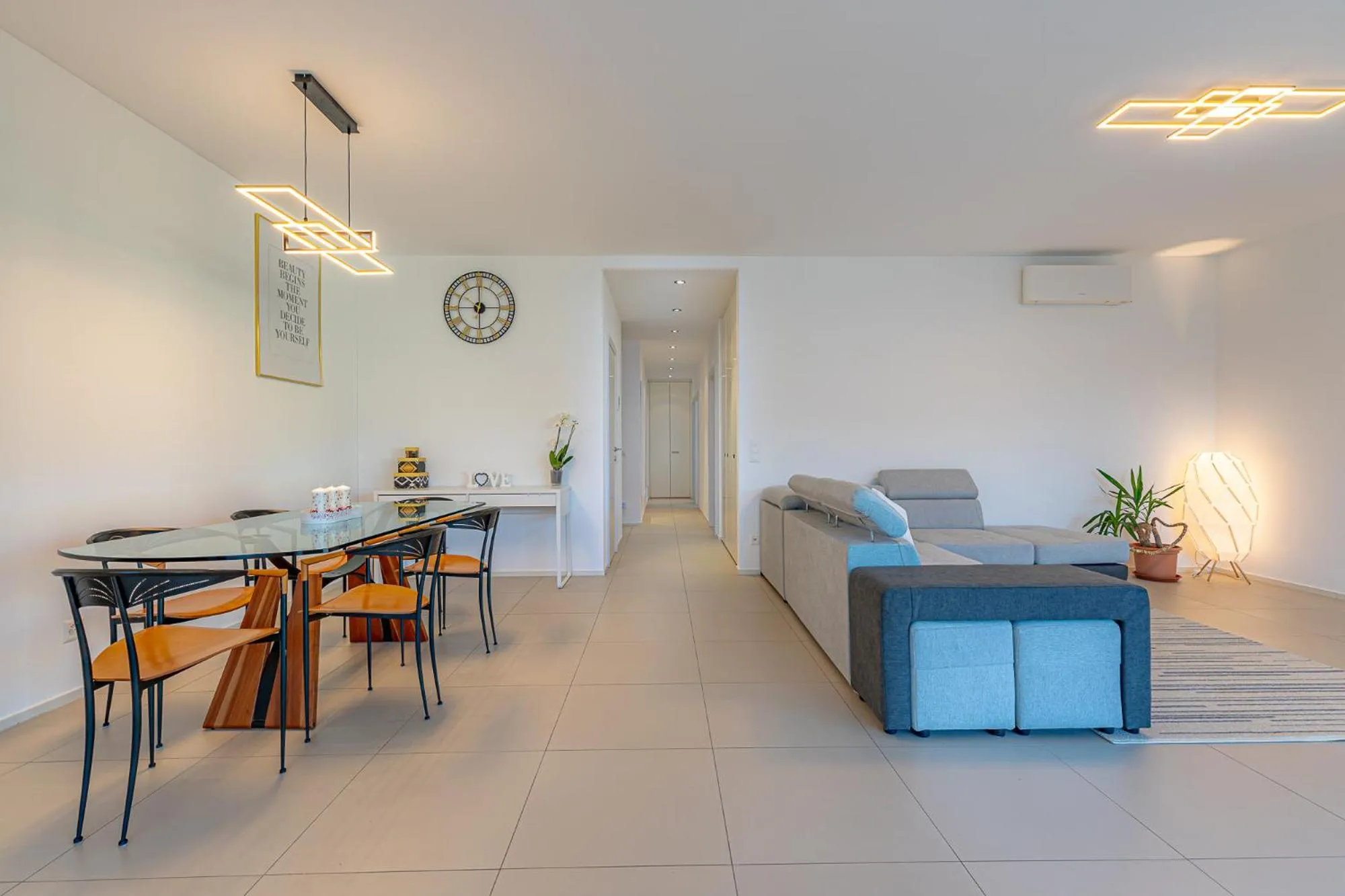 Living room in IMPERIAL of LUGANO 3 with a lake view behind the station and 10 min from the lake of Lugano