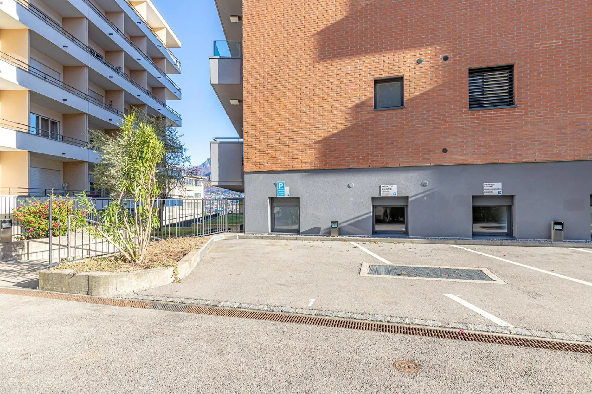 Parking in IMPERIAL of LUGANO 3 with a lake view behind the station and 10 min from the lake of Lugano