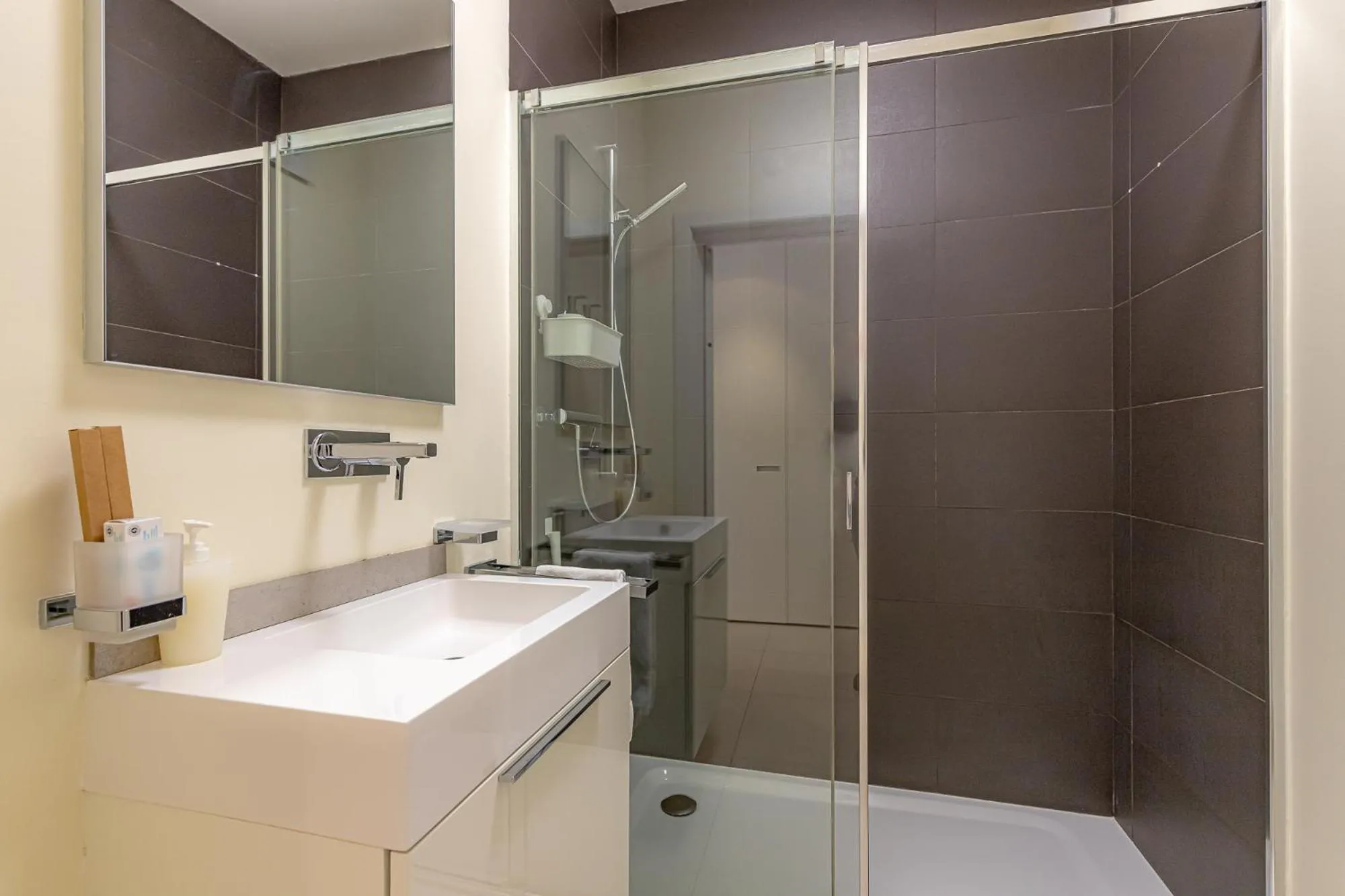 Shower in IMPERIAL of LUGANO 3 with a lake view behind the station and 10 min from the lake of Lugano