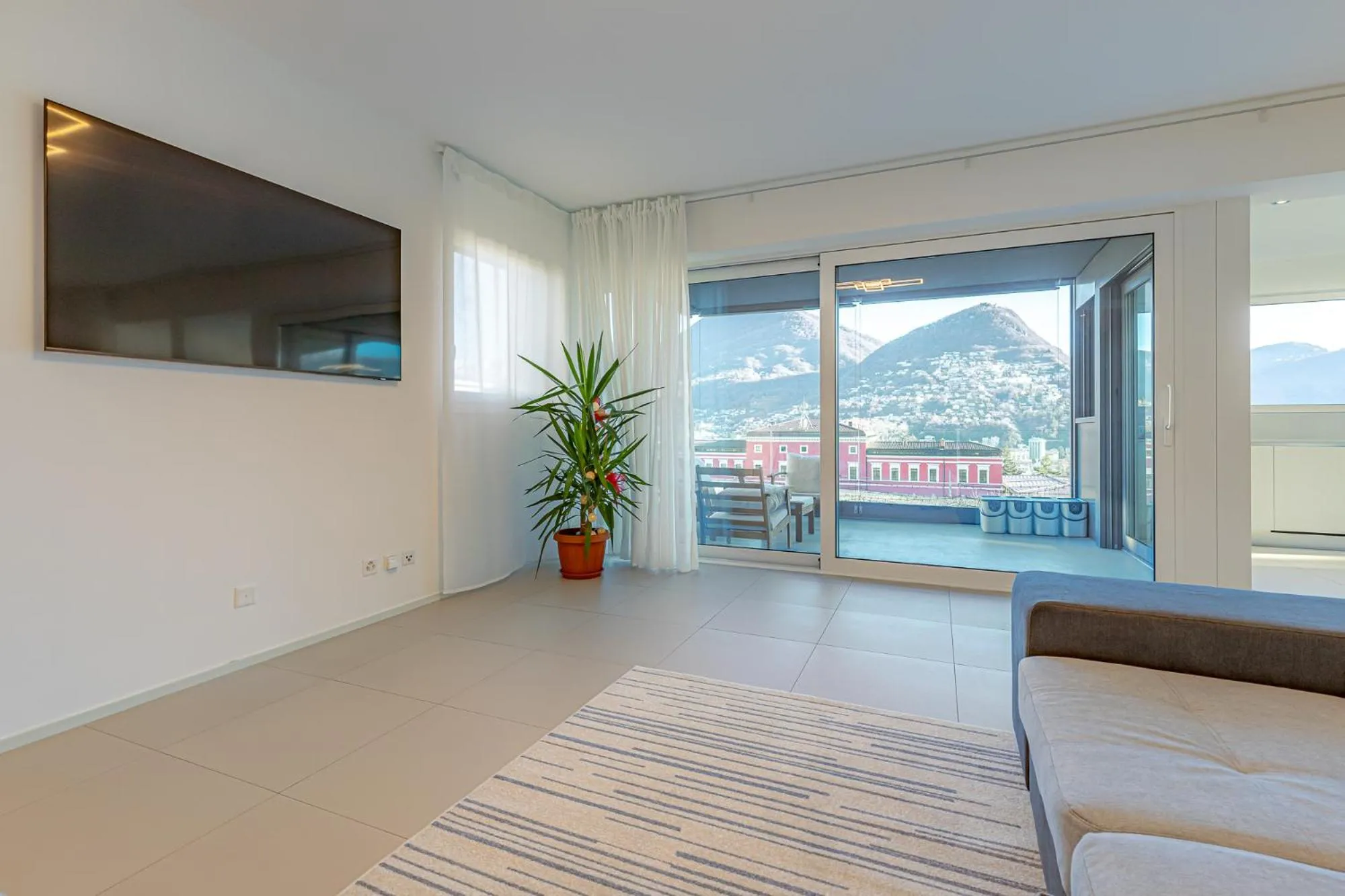 Communal lounge/ TV room in IMPERIAL of LUGANO 3 with a lake view behind the station and 10 min from the lake of Lugano