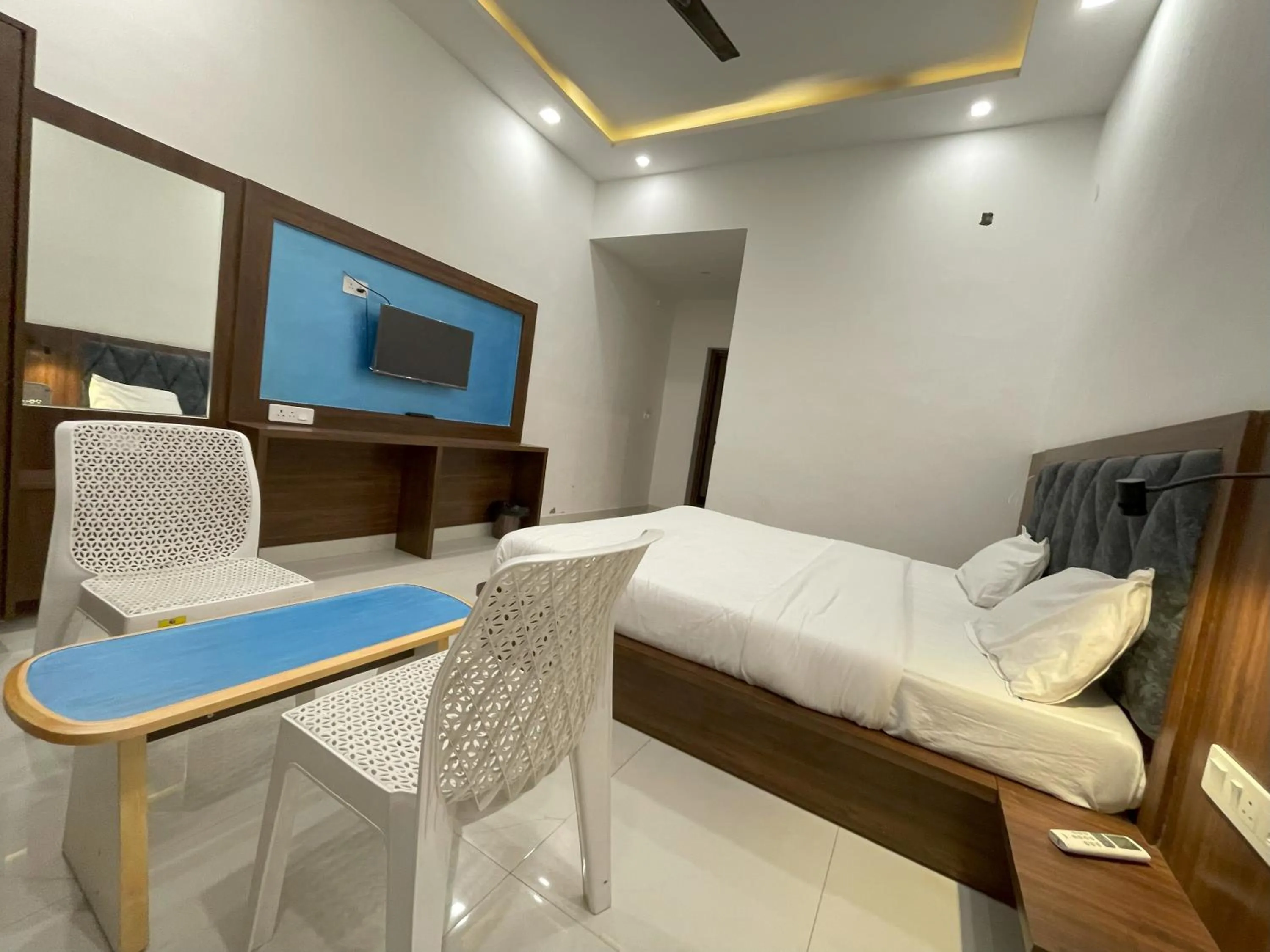 Communal lounge/ TV room, Bed in The Ratan Resort & Retreat