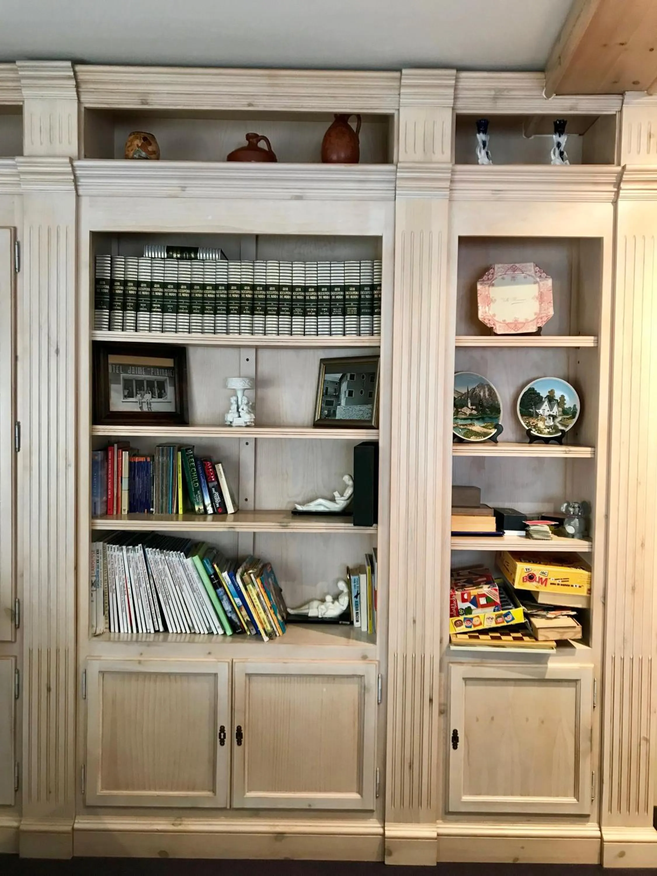 Library in Hotel Jaume