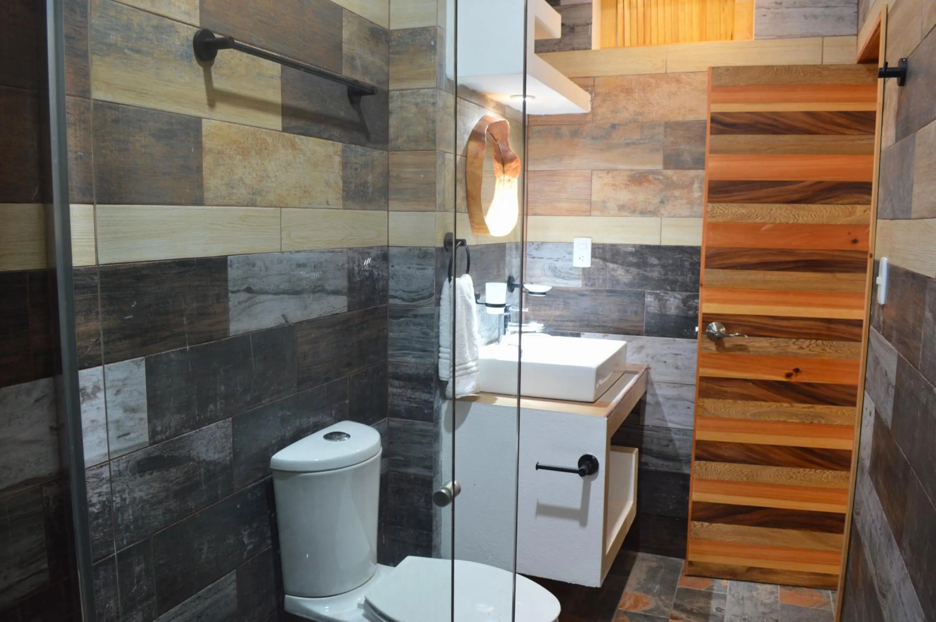 Shower in Hotel Axolotl