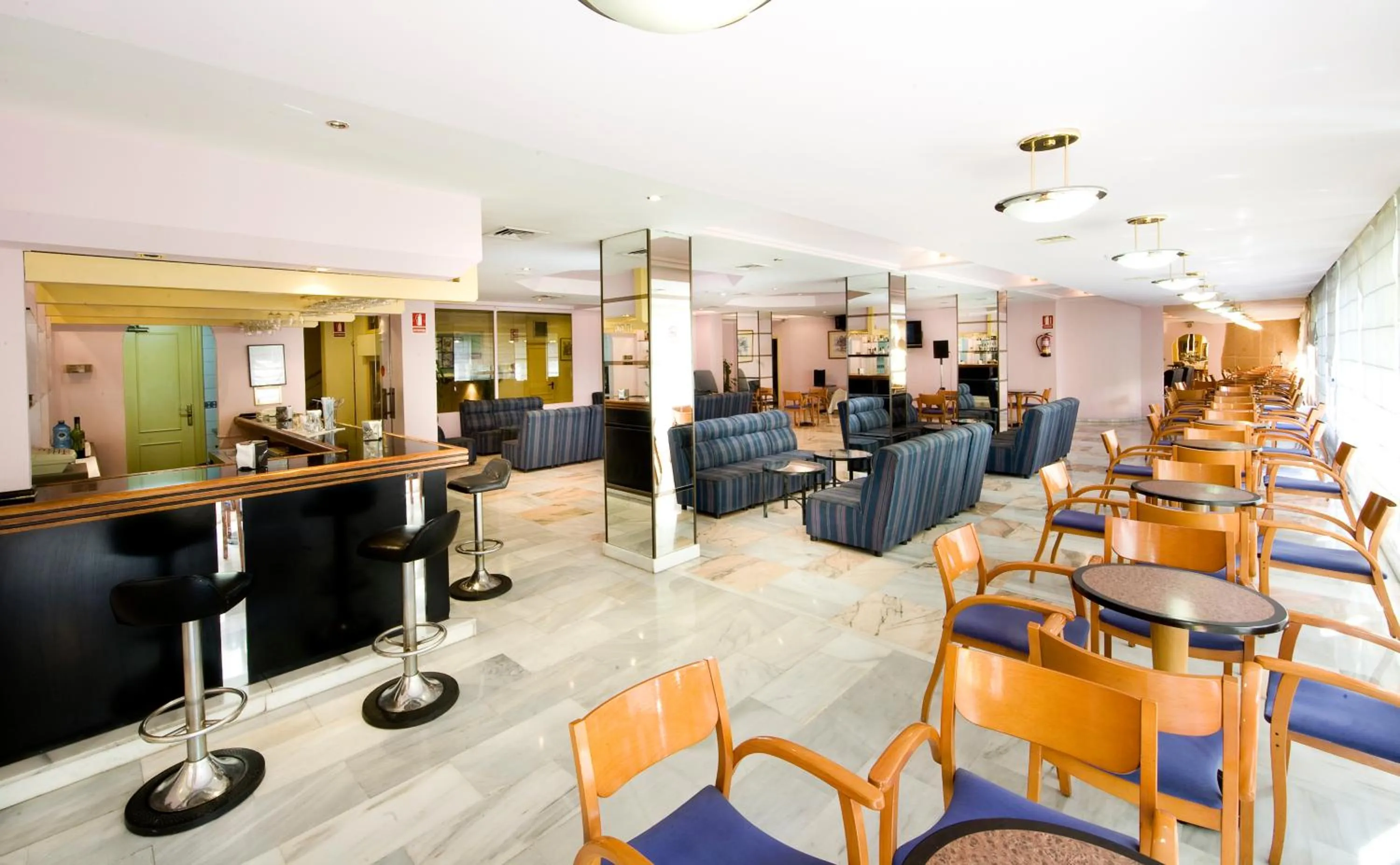 Lounge or bar in Hotel Monarque El Rodeo