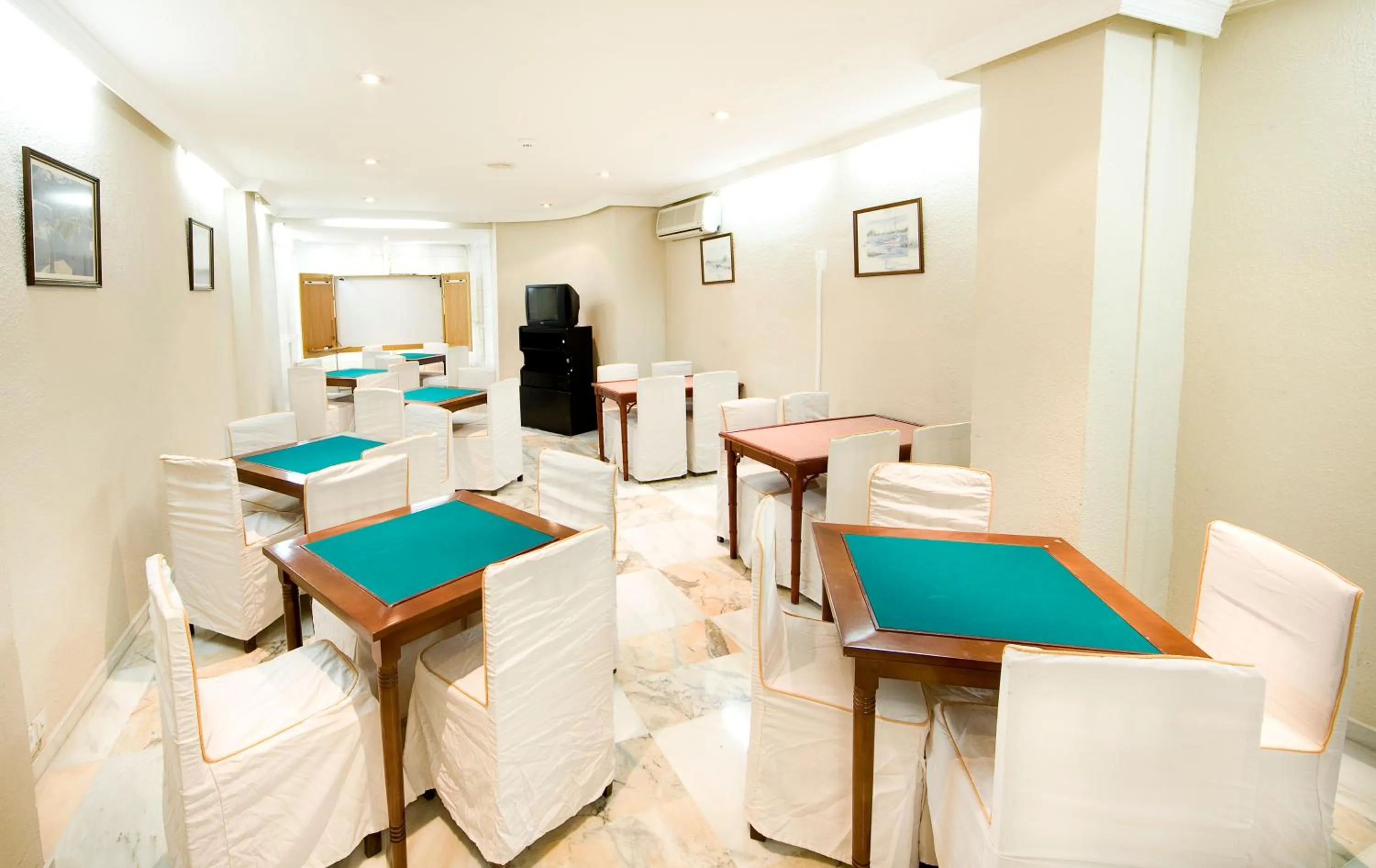 Communal lounge/ TV room in Hotel Monarque El Rodeo