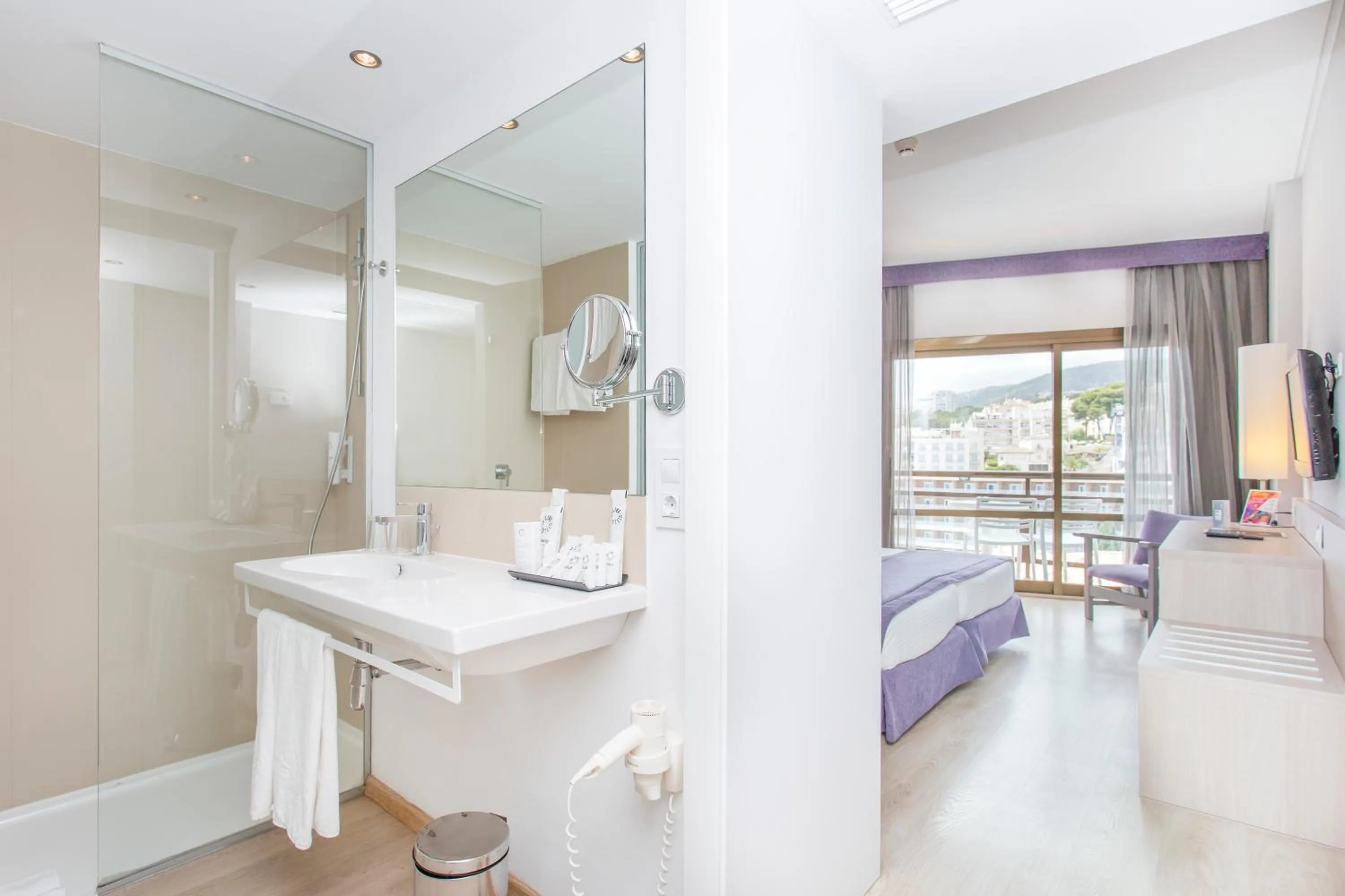 Bathroom, Bed in Hotel Be Live Adults Only Marivent