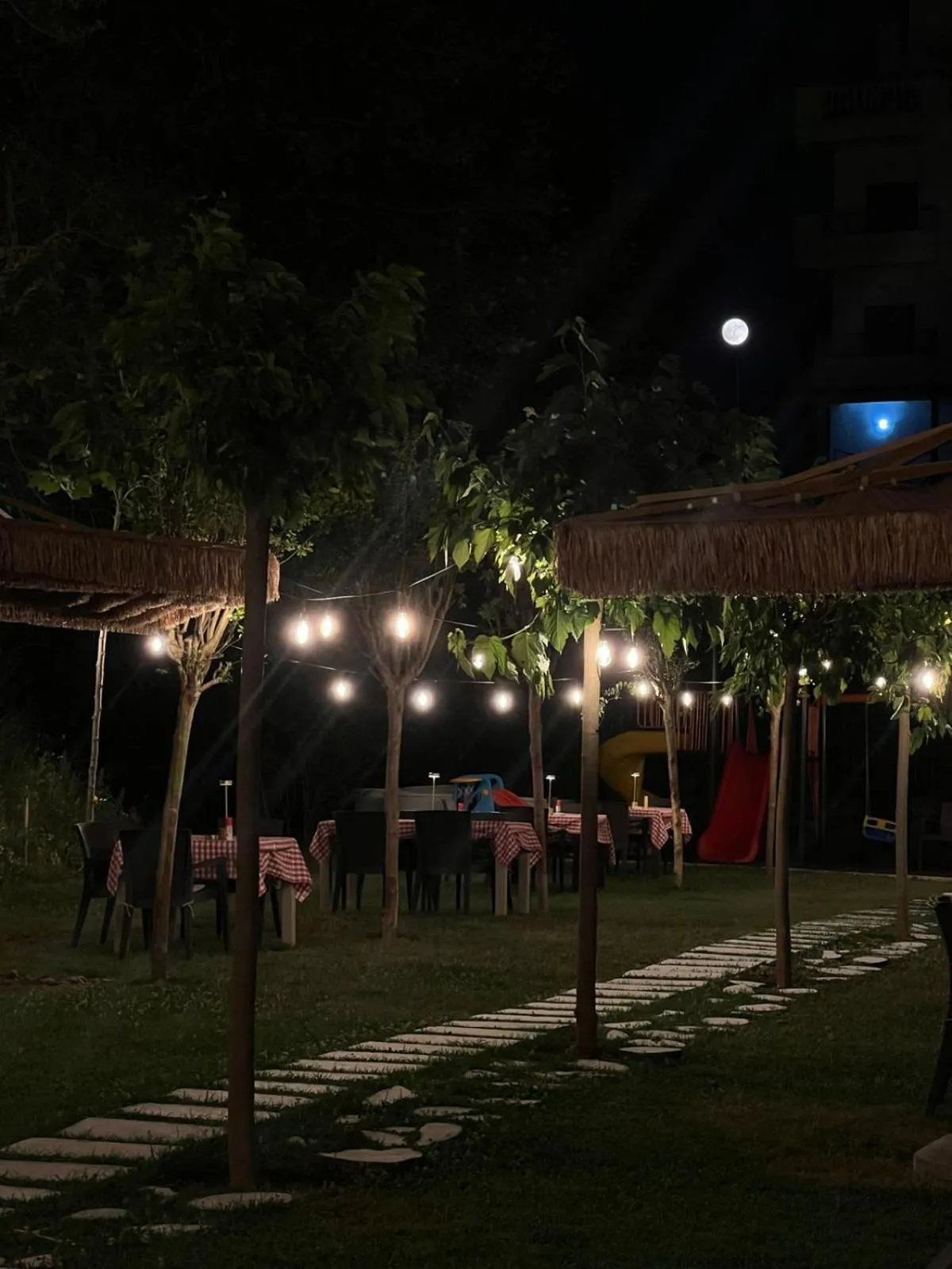 Restaurant/places to eat in Padel Olivia's Hill Resort